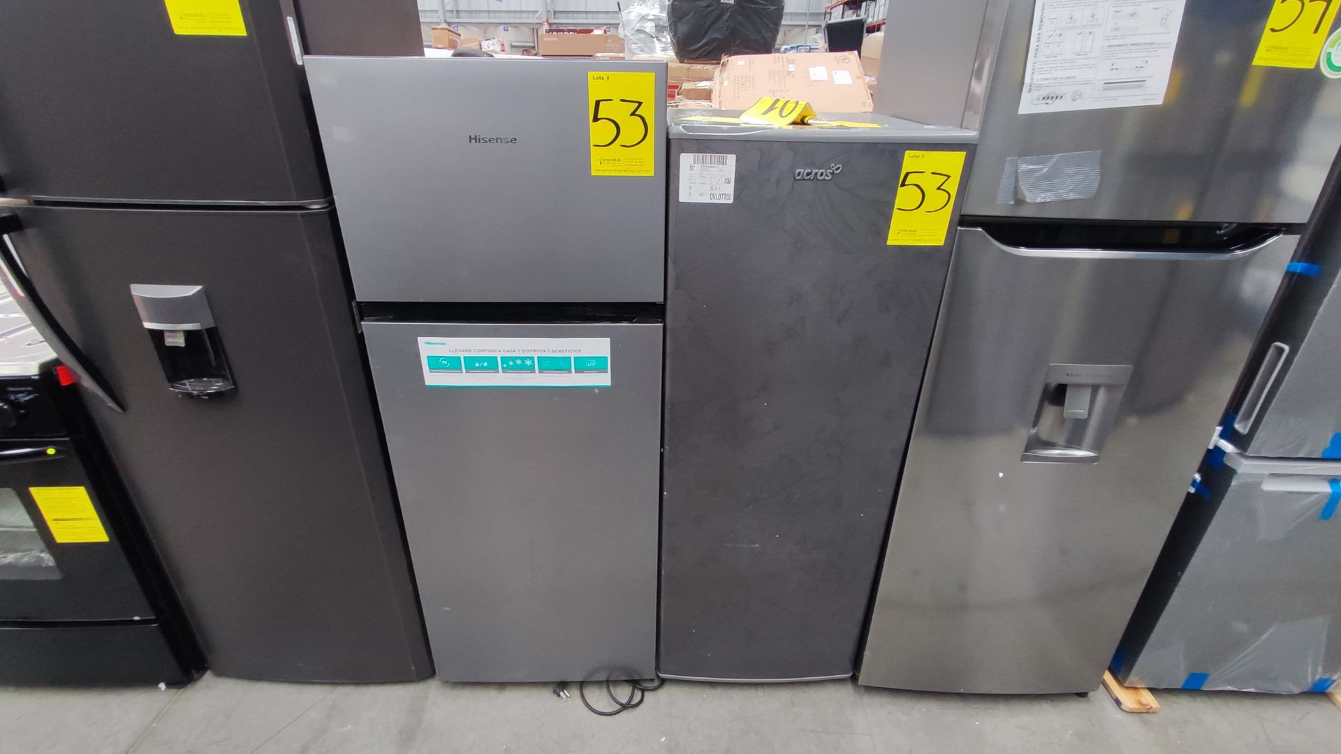 Lote de 2 Refrigeradores, Contiene; 1 Refrigerador Marca Hisense, Modelo BCYNY, Serie 1B0205Z0080JB