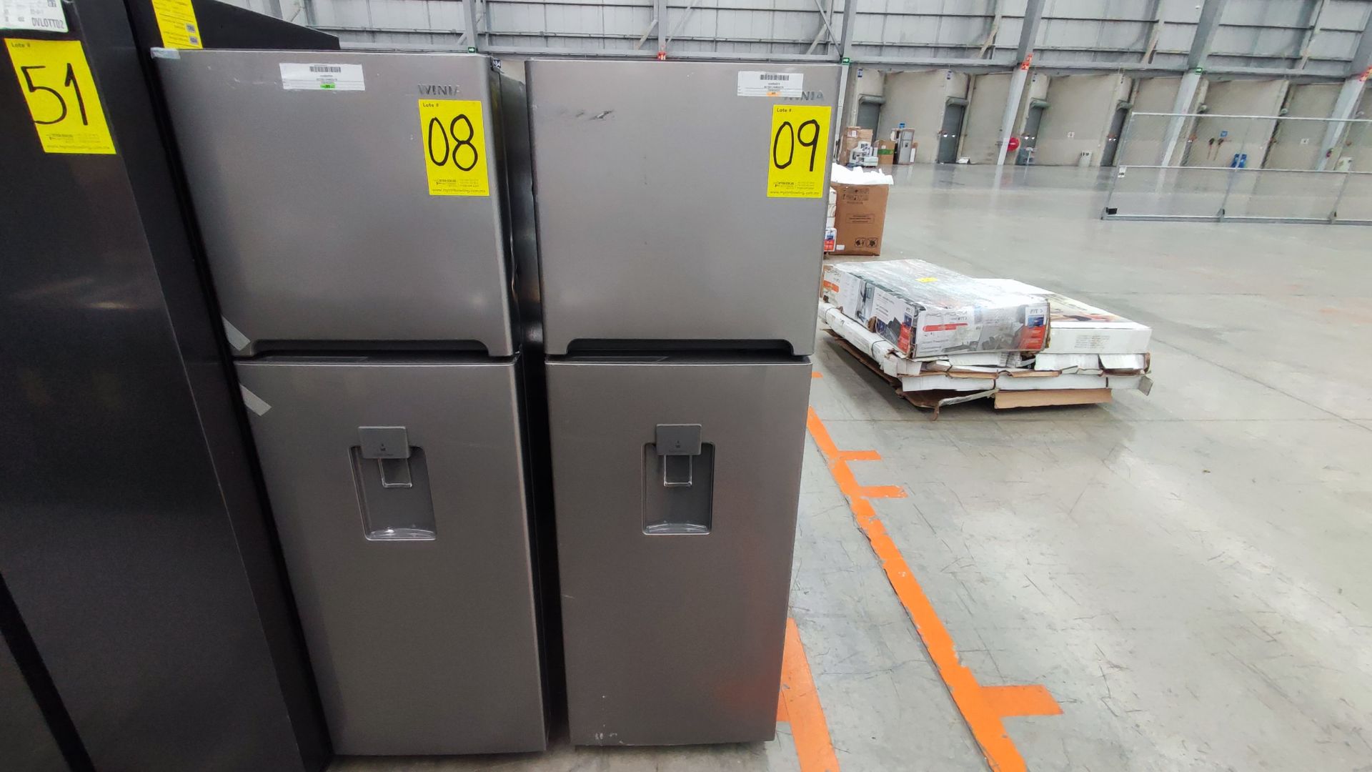 1 Refrigerador Marca Winia, Modelo DFR25210GMDX, Serie MR223N02441007, Color Gris Detalles Estético