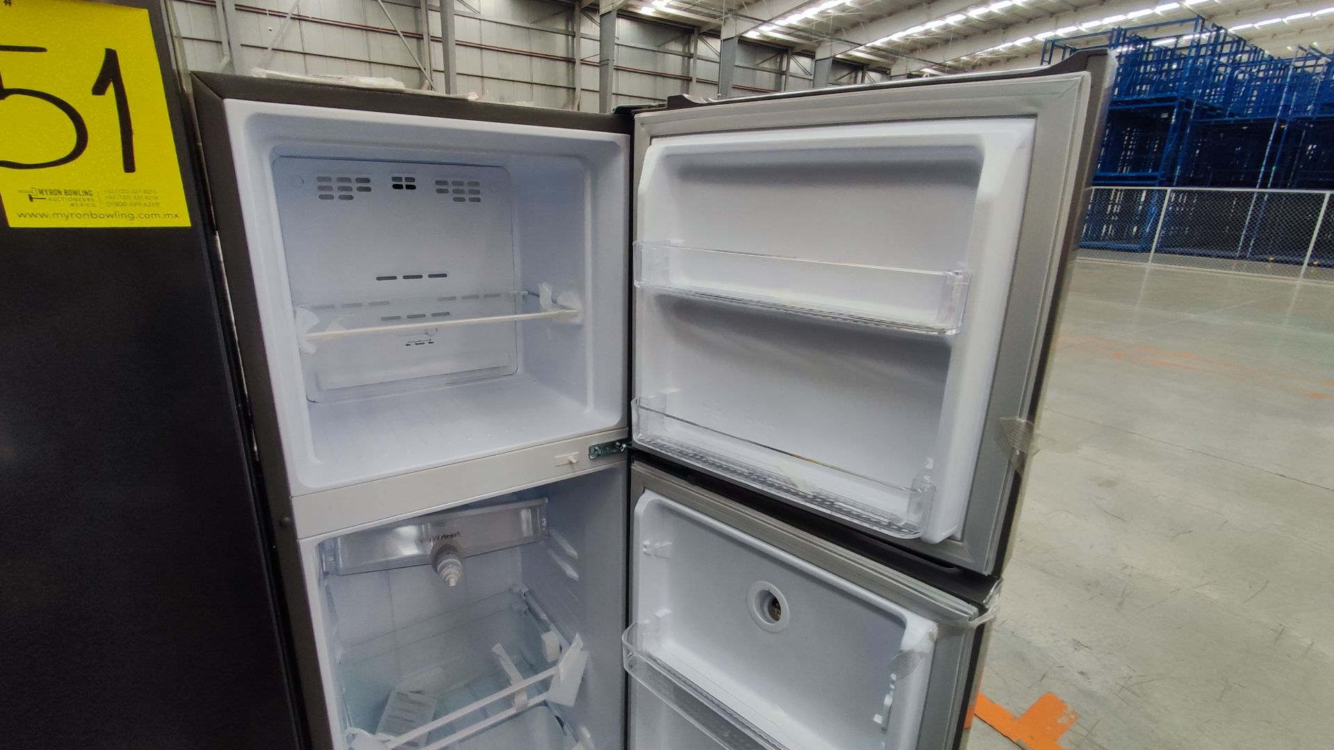 1 Refrigerador Marca Winia, Modelo DFR25210GMDX, Serie MR225N07610604, Color Gris Detalles Estético - Image 4 of 11
