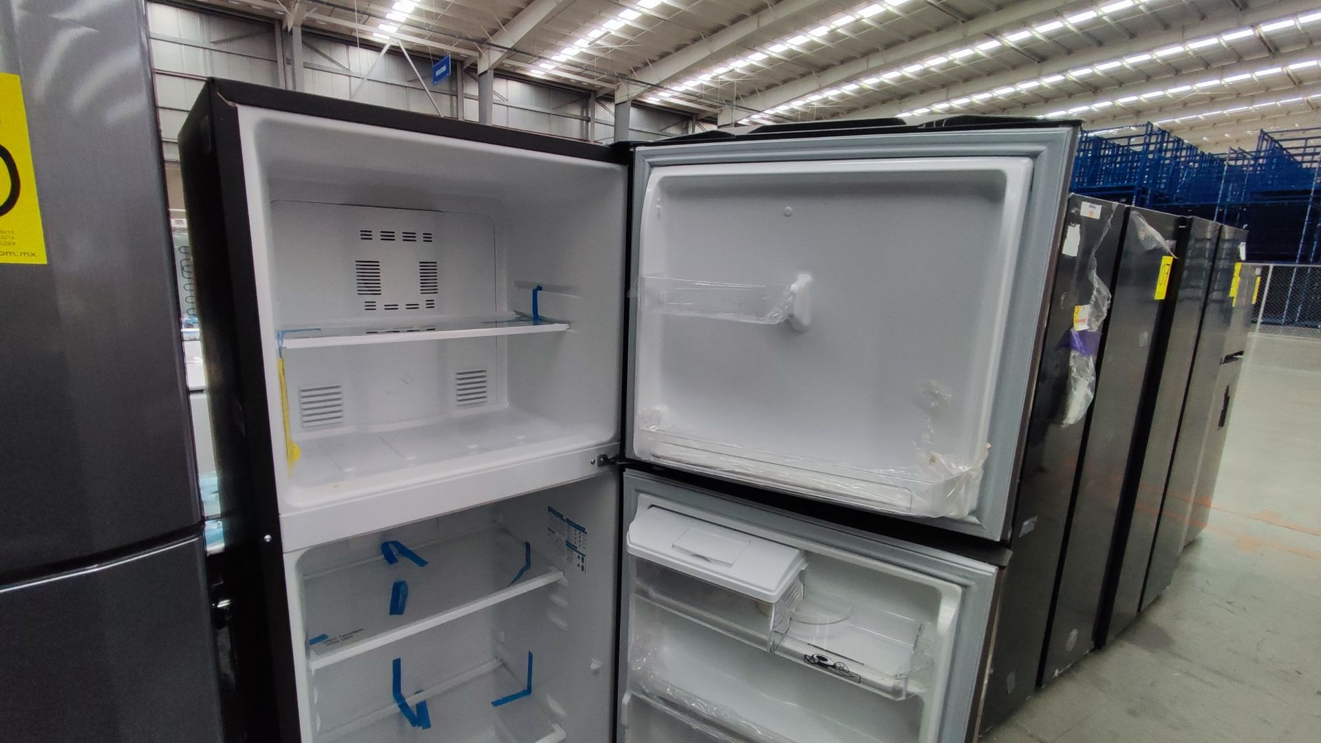 1 Refrigerador Marca Mabe, Modelo RMA300FJRM, Serie 2111B7011524, Color Gris Detalles Estéticos. Fa - Image 4 of 12