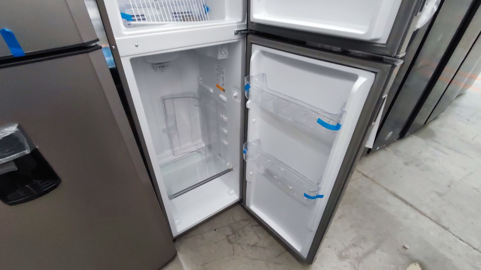 1 Refrigerador Marca Whirlpool, Modelo AT9007G03, Serie 1333816, Color Gris Detalles Estéticos. Fav - Image 10 of 12