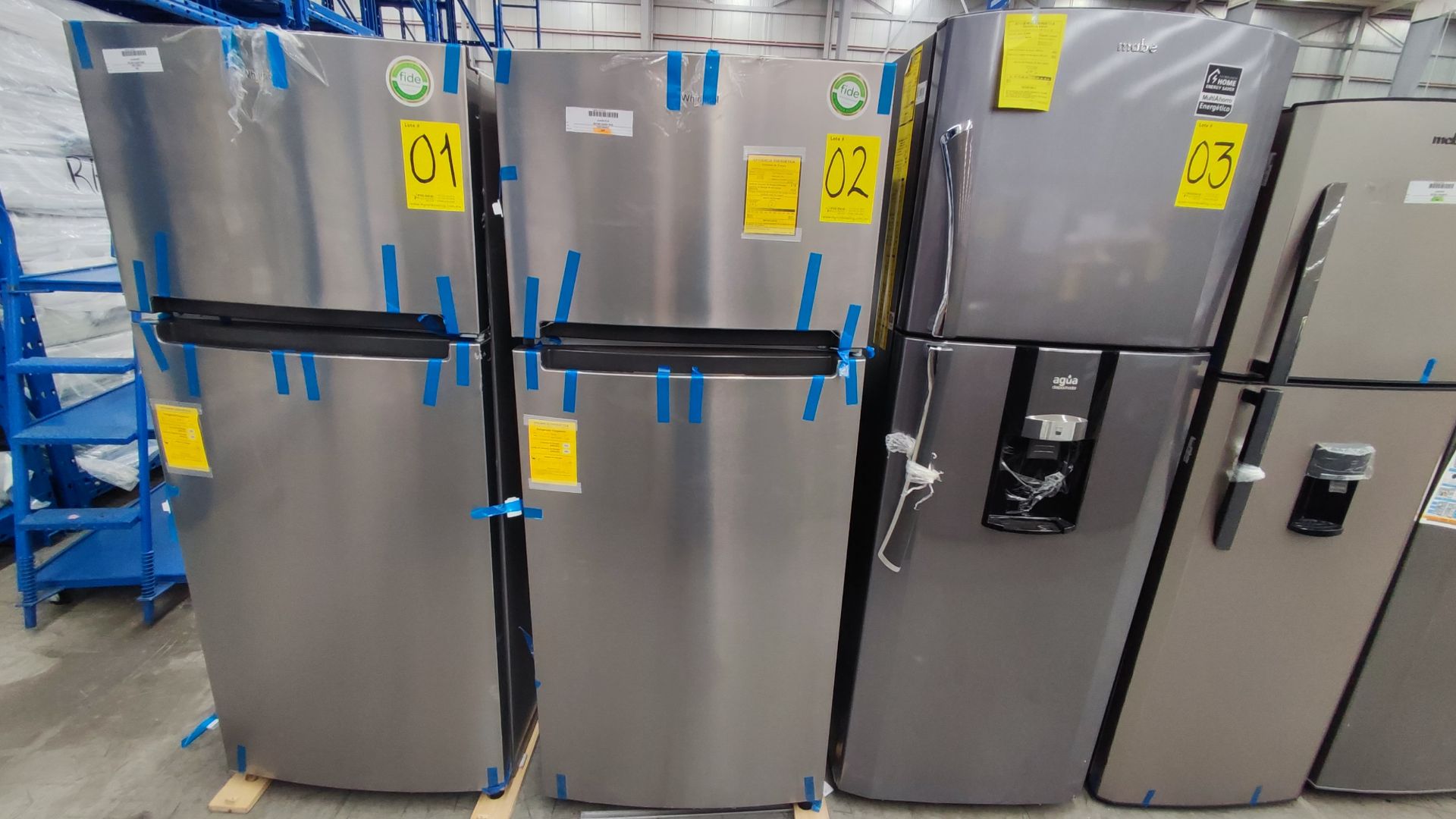 1 Refrigerador Marca Whirlpool, Modelo WT1818A01, Serie VSB1765284, Color Gris Detalles Estéticos.