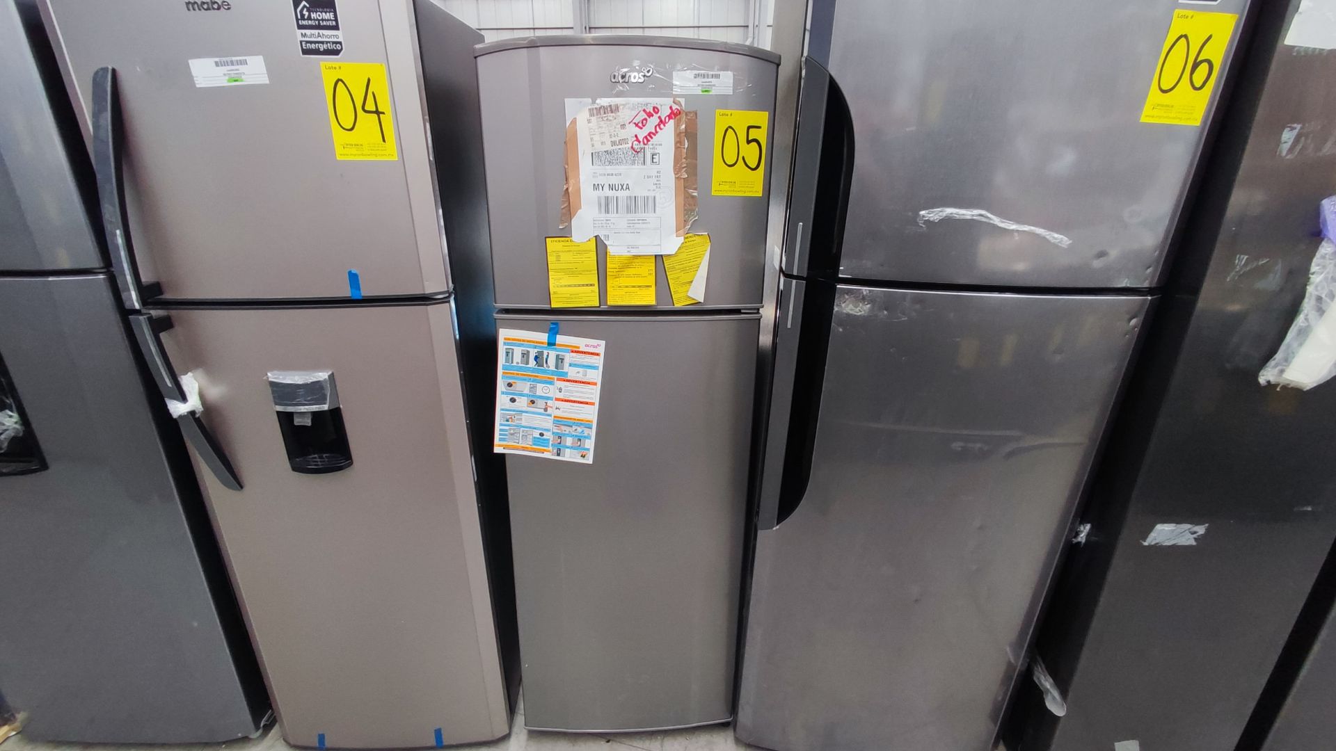 1 Refrigerador Marca Whirlpool, Modelo AT9007G03, Serie 1333816, Color Gris Detalles Estéticos. Fav