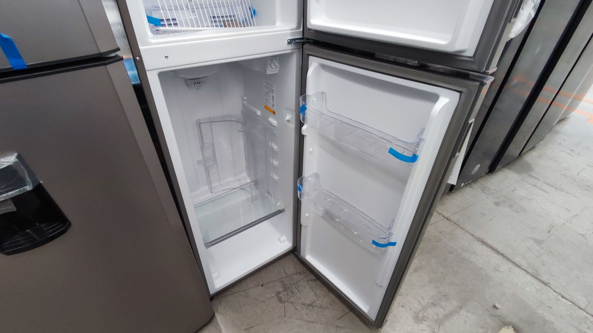 1 Refrigerador Marca Whirlpool, Modelo AT9007G03, Serie 1333816, Color Gris Detalles Estéticos. Fav - Image 5 of 12