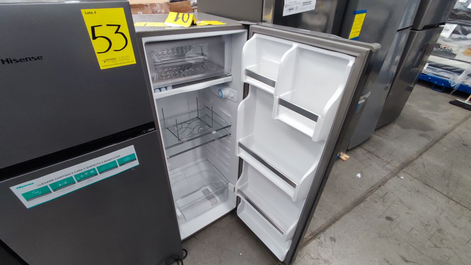 Lote de 2 Refrigeradores, Contiene; 1 Refrigerador Marca Hisense, Modelo BCYNY, Serie 1B0205Z0080JB - Image 4 of 11