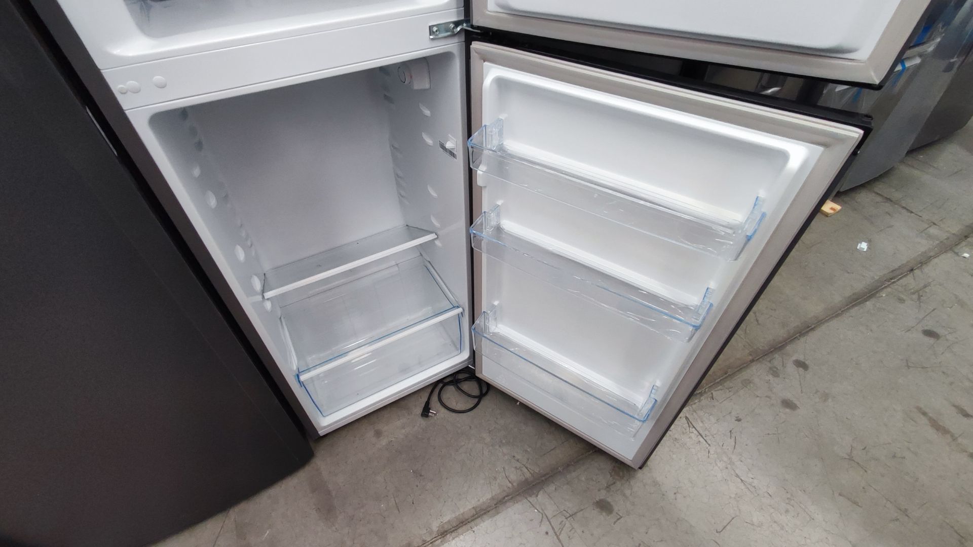Lote de 2 Refrigeradores, Contiene; 1 Refrigerador Marca Hisense, Modelo BCYNY, Serie 1B0205Z0080JB - Image 10 of 11