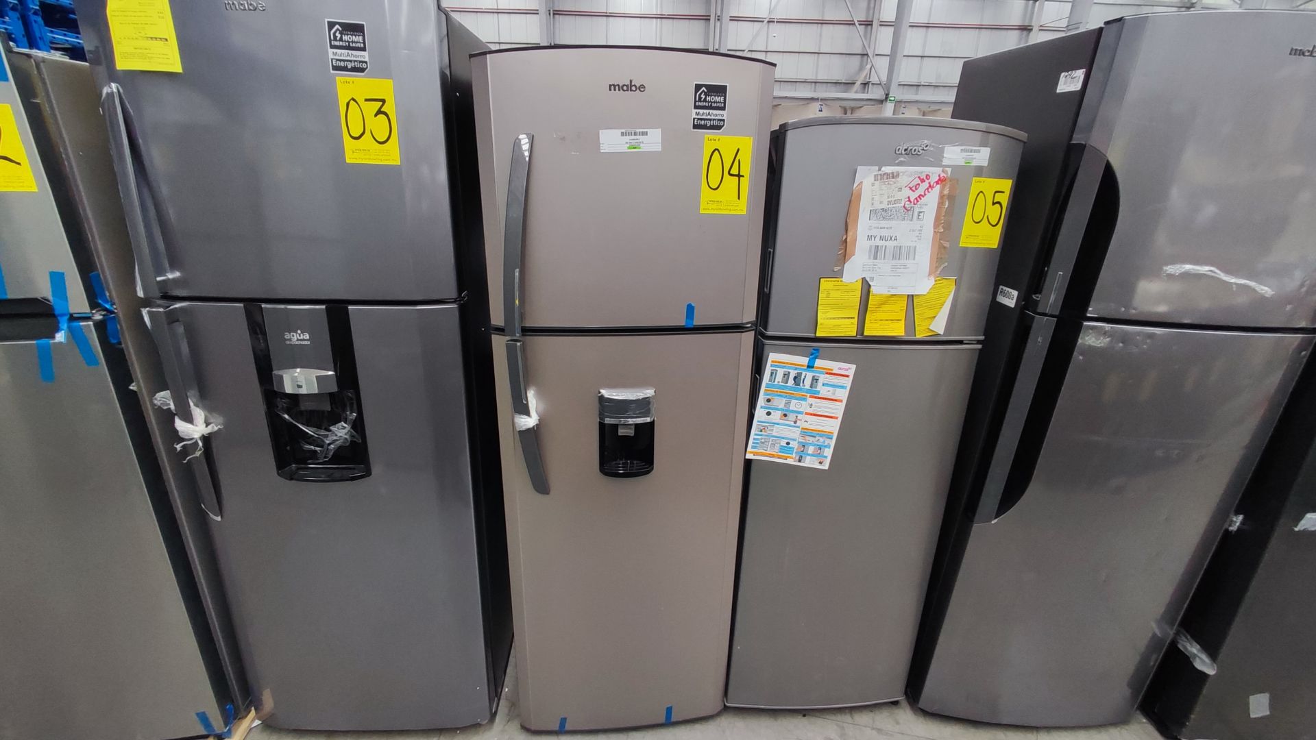 1 Refrigerador Marca Mabe, Modelo RMA300FJRM, Serie 2111B7011524, Color Gris Detalles Estéticos. Fa