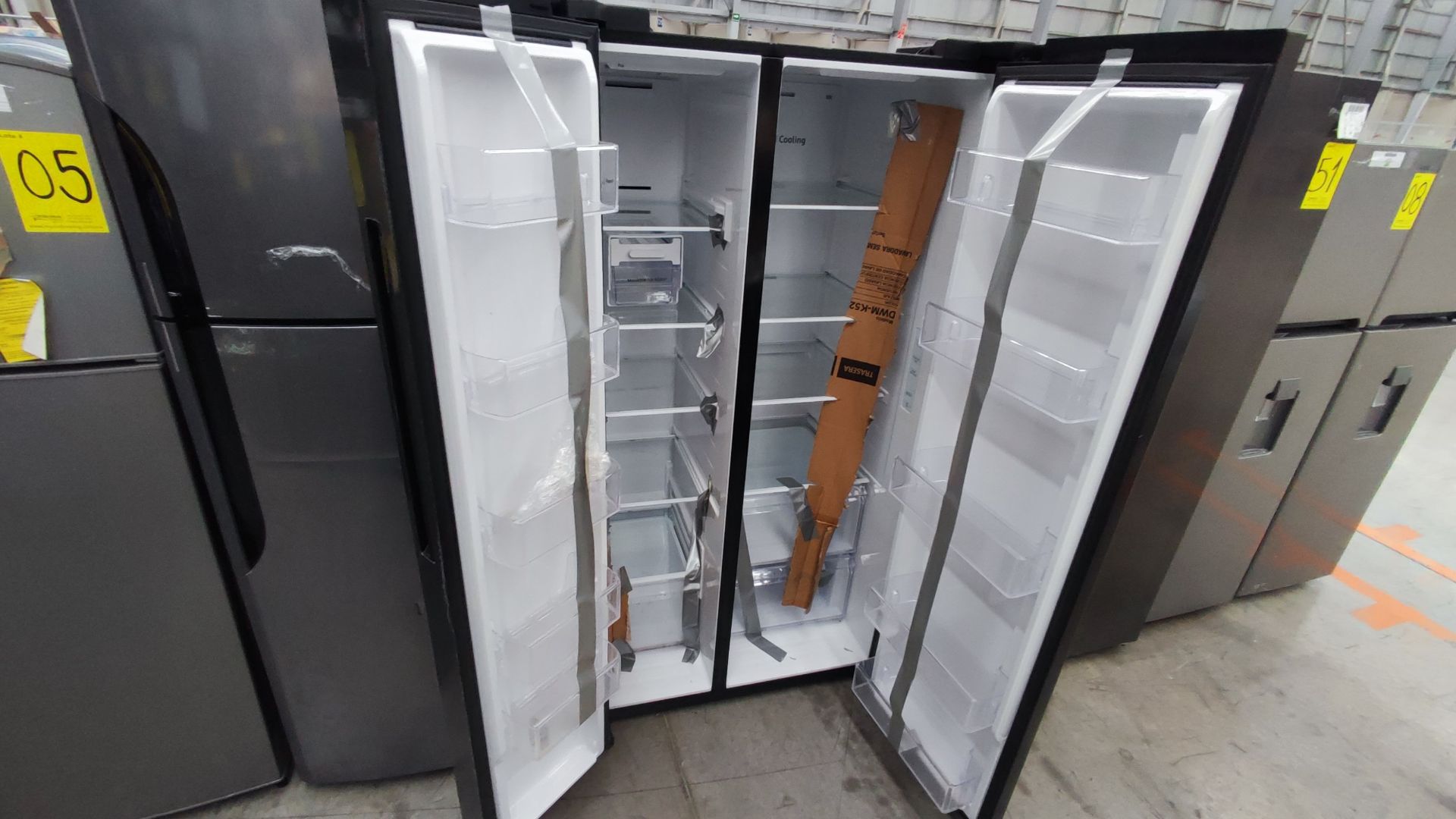 1 Refrigerador Marca Samsung, Modelo RS28T5B00B1, Serie 0B2V4BBT300506M, Color Gris Detalles Estéti - Image 4 of 11