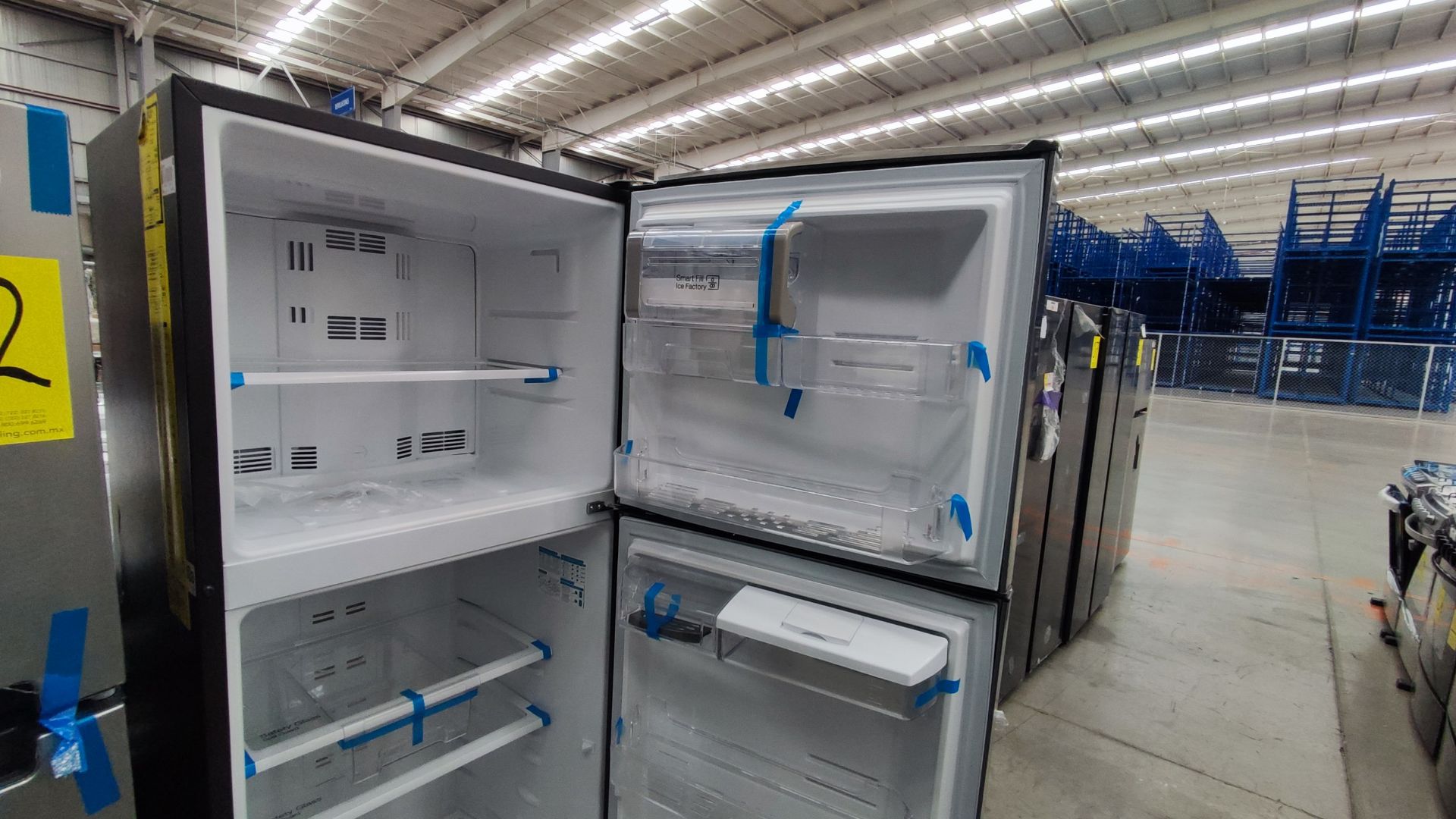 1 Refrigerador Marca Mabe, Modelo RMT400RY, Serie 2111B418085, Color Gris Detalles Estéticos. Favor - Image 4 of 12