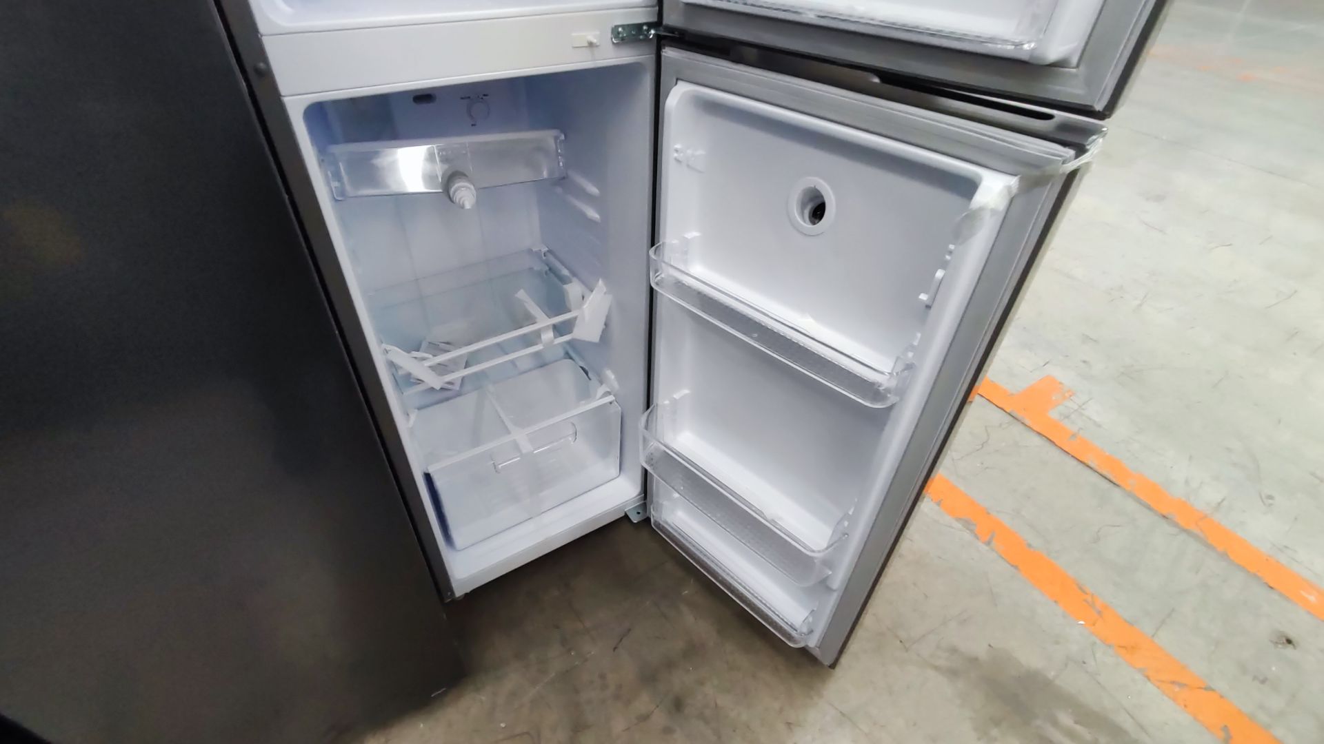 1 Refrigerador Marca Winia, Modelo DFR25210GMDX, Serie MR225N07610604, Color Gris Detalles Estético - Image 10 of 11