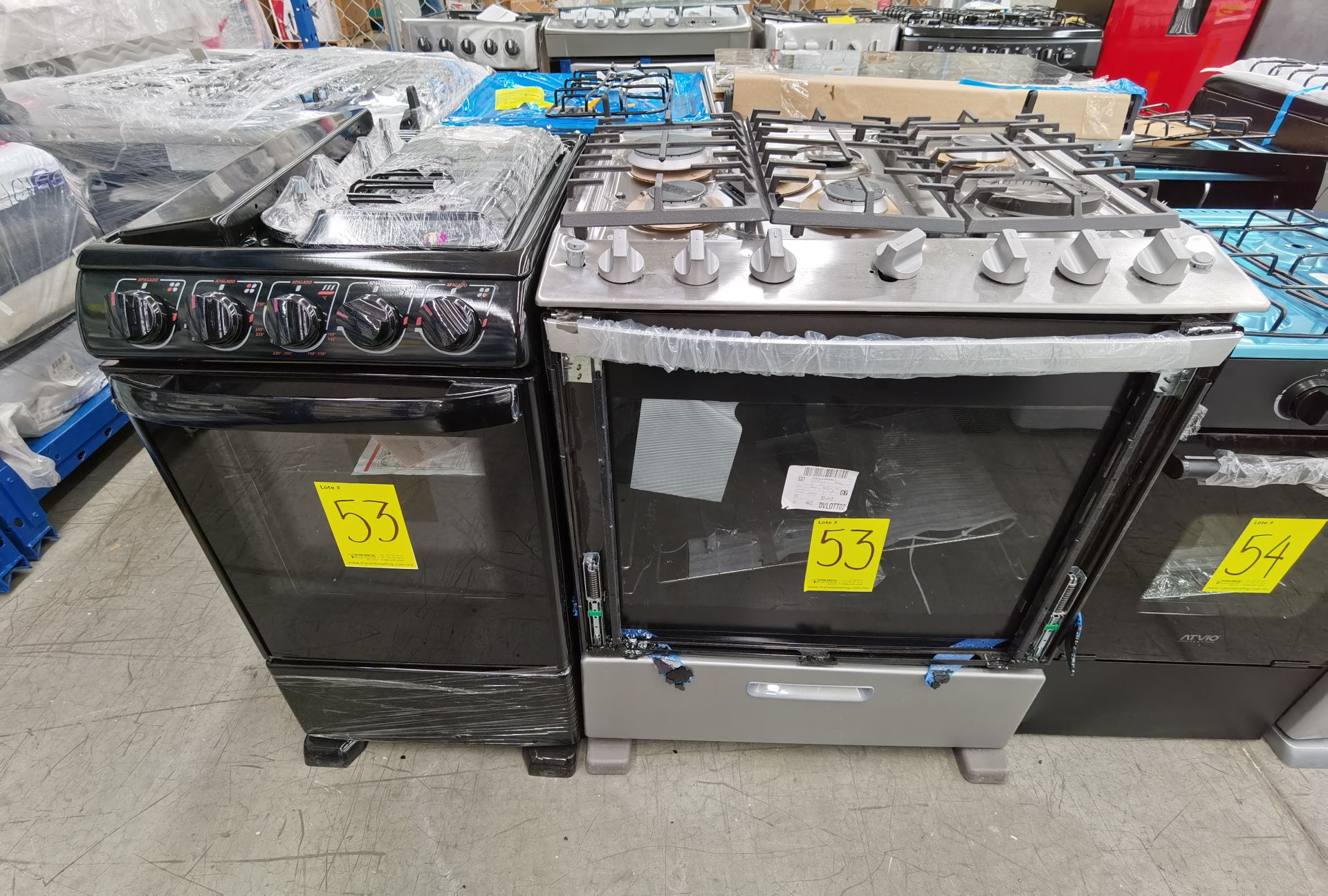 Lote de 2 Estufas: 1 Estufa de 6 Quemadores Marca Whirlpool, 1 Estufa de 4 Quemadores Marca Mabe