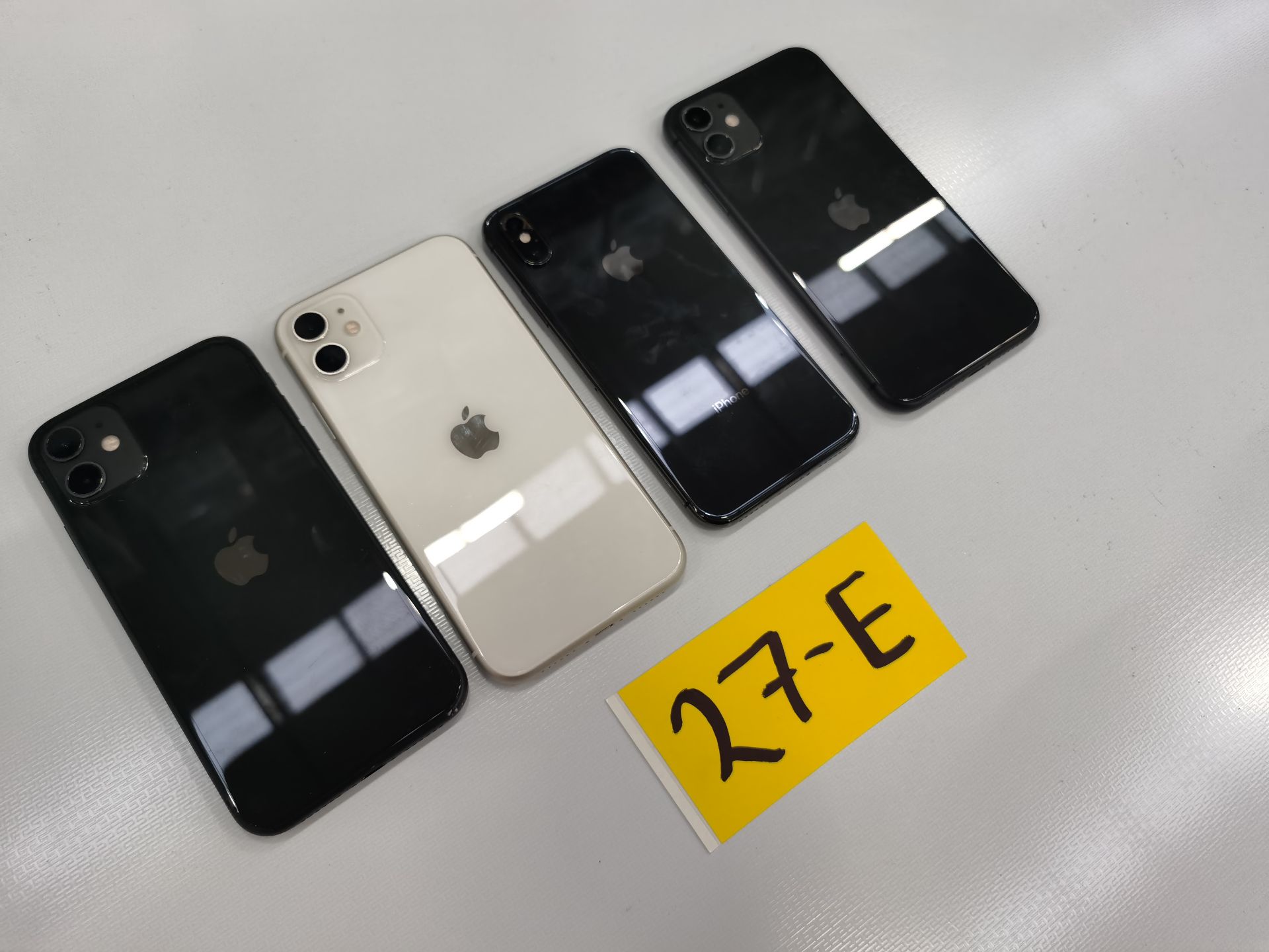 Lote de 4 Equipos Apple: 2 Iphone 11 de 64GB, 1 Iphone 11 de 128GB y 1 Iphone X de 256GB - Image 9 of 13