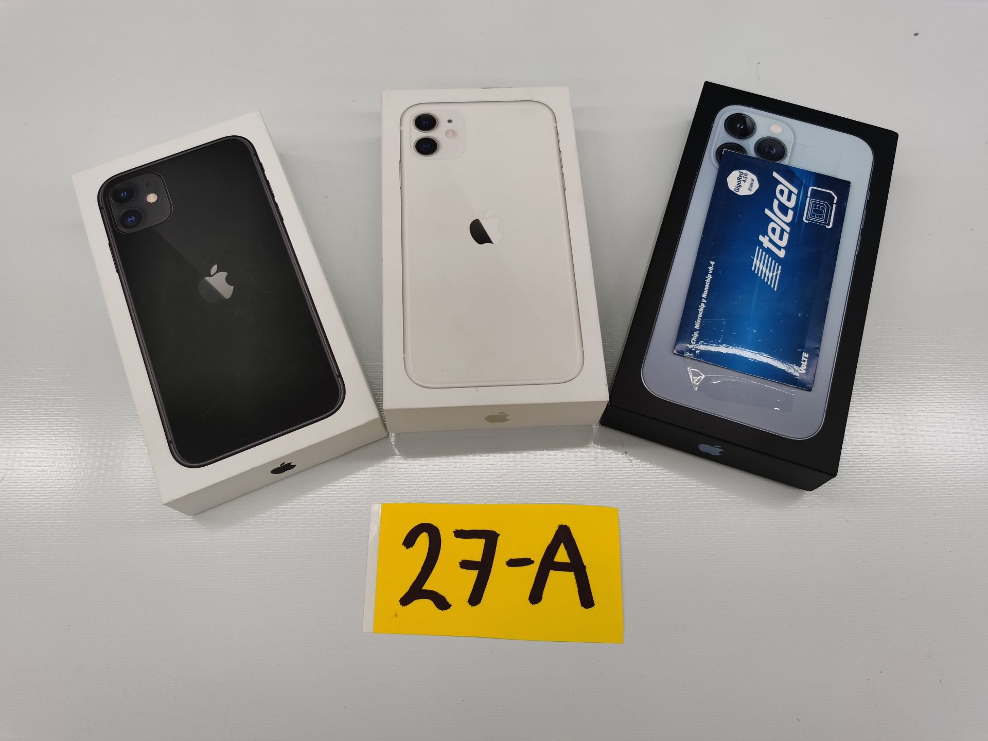 Lote de 3 Teléfonos Celular Iphone: 1 Iphone 13 Pro-Max 128GB y 2 Iphone 11 de 64 GB