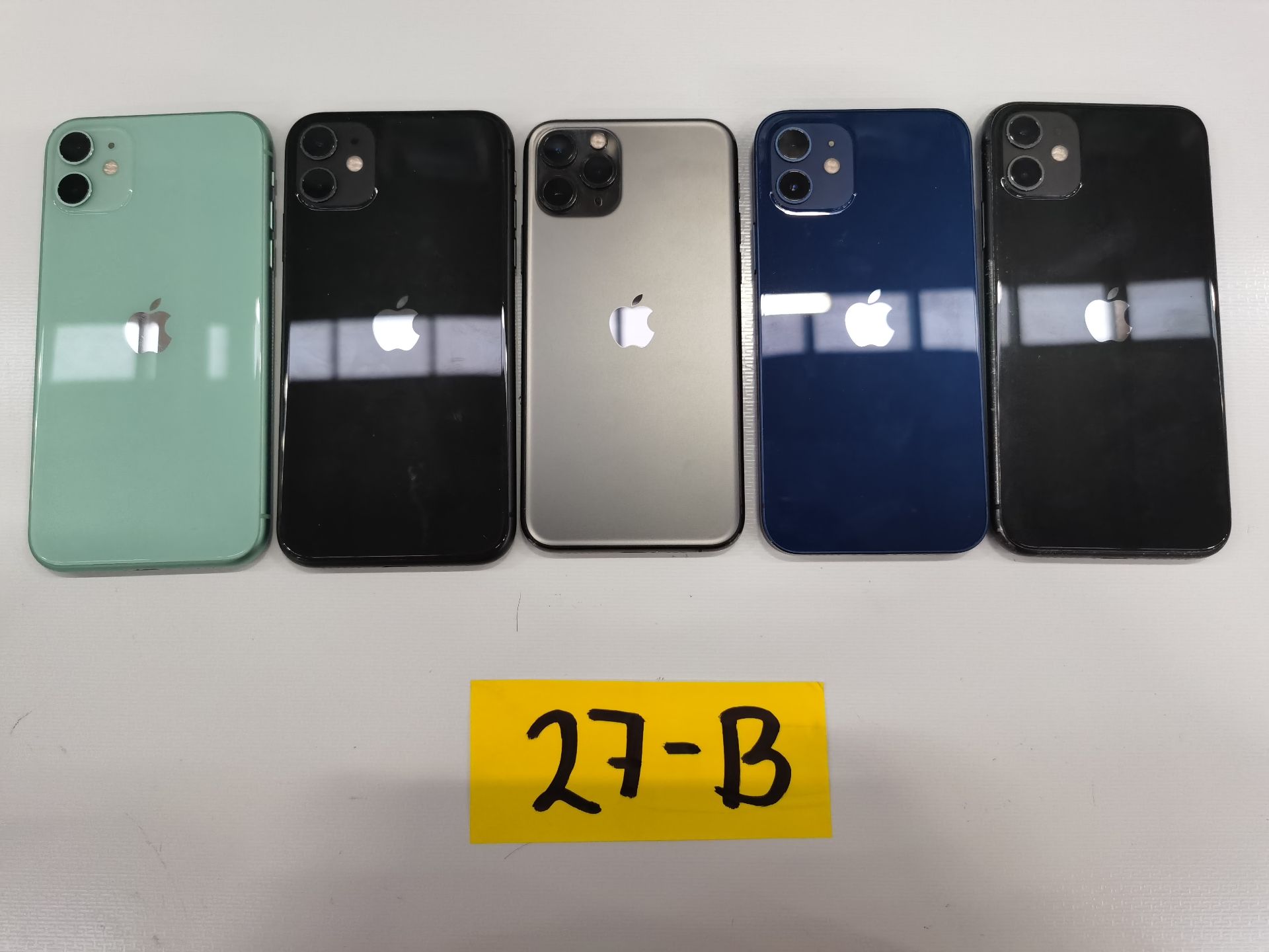 Lote de 5 Equipos Apple: 2 Iphone 12 256GB-64GB y 3 Iphone 11 de 64 GB. - Image 8 of 13