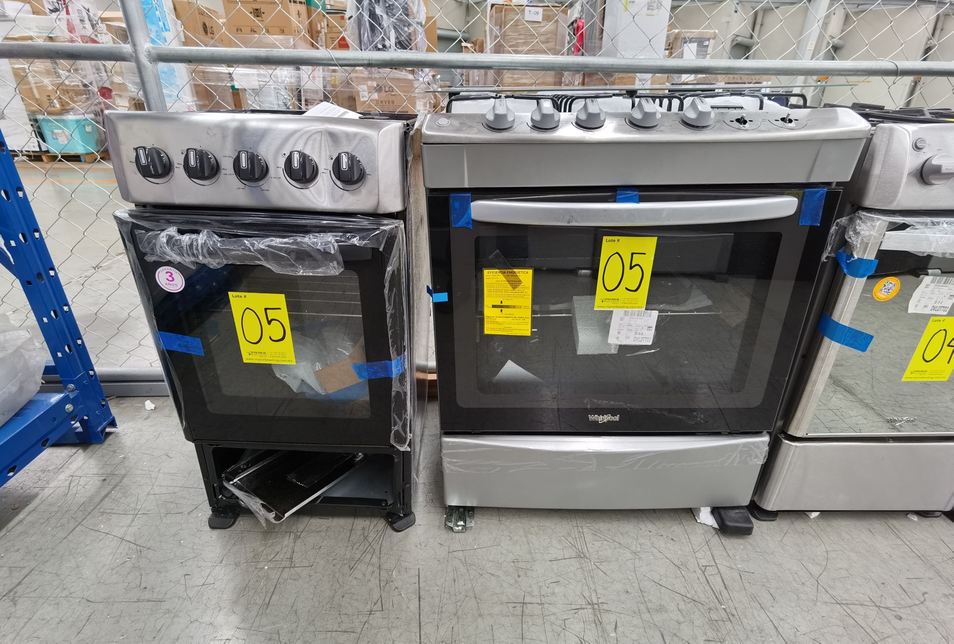 Lote de 2 Estufas: 1 Estufa de 6 Quemadores y 1 Estufa de 4 quemadores Marca Whirlpool.