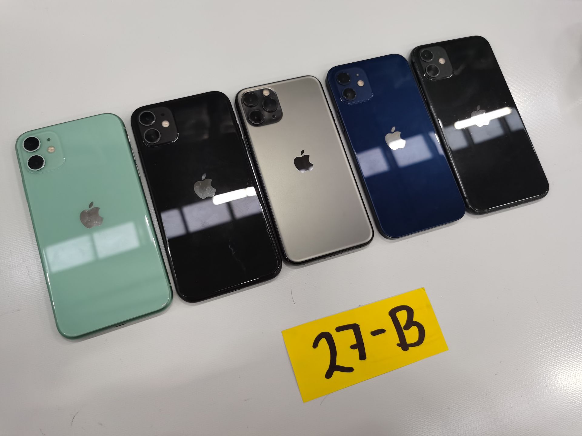 Lote de 5 Equipos Apple: 2 Iphone 12 256GB-64GB y 3 Iphone 11 de 64 GB. - Image 10 of 13