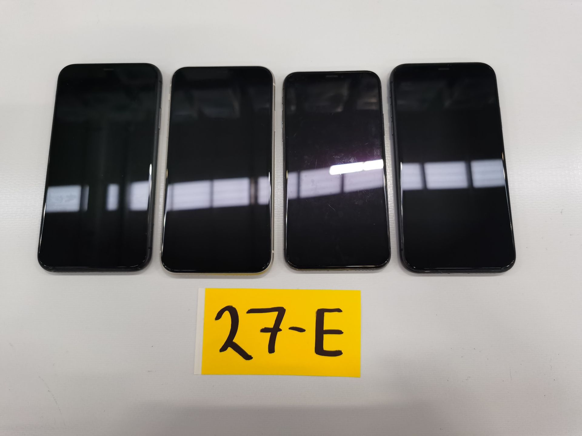 Lote de 4 Equipos Apple: 2 Iphone 11 de 64GB, 1 Iphone 11 de 128GB y 1 Iphone X de 256GB - Image 2 of 13