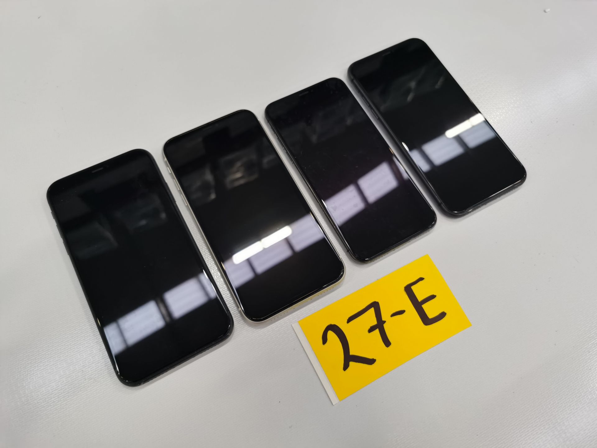 Lote de 4 Equipos Apple: 2 Iphone 11 de 64GB, 1 Iphone 11 de 128GB y 1 Iphone X de 256GB - Image 4 of 13