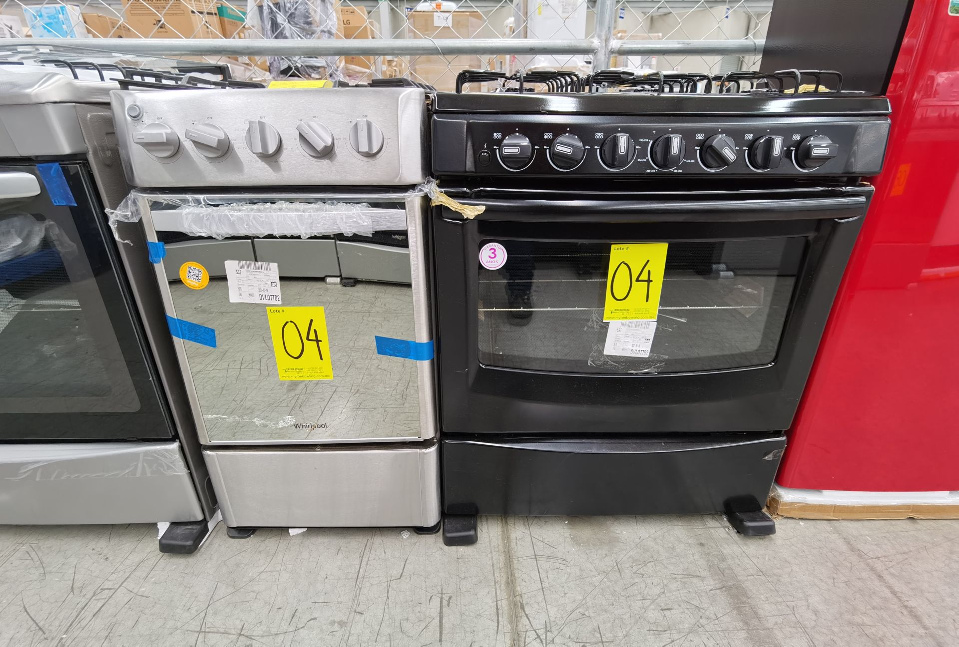 Lote de 2 Estufas: 1 Estufa de 6 Quemadores y 1 Estufa de 4 quemadores Marca Whirlpool.