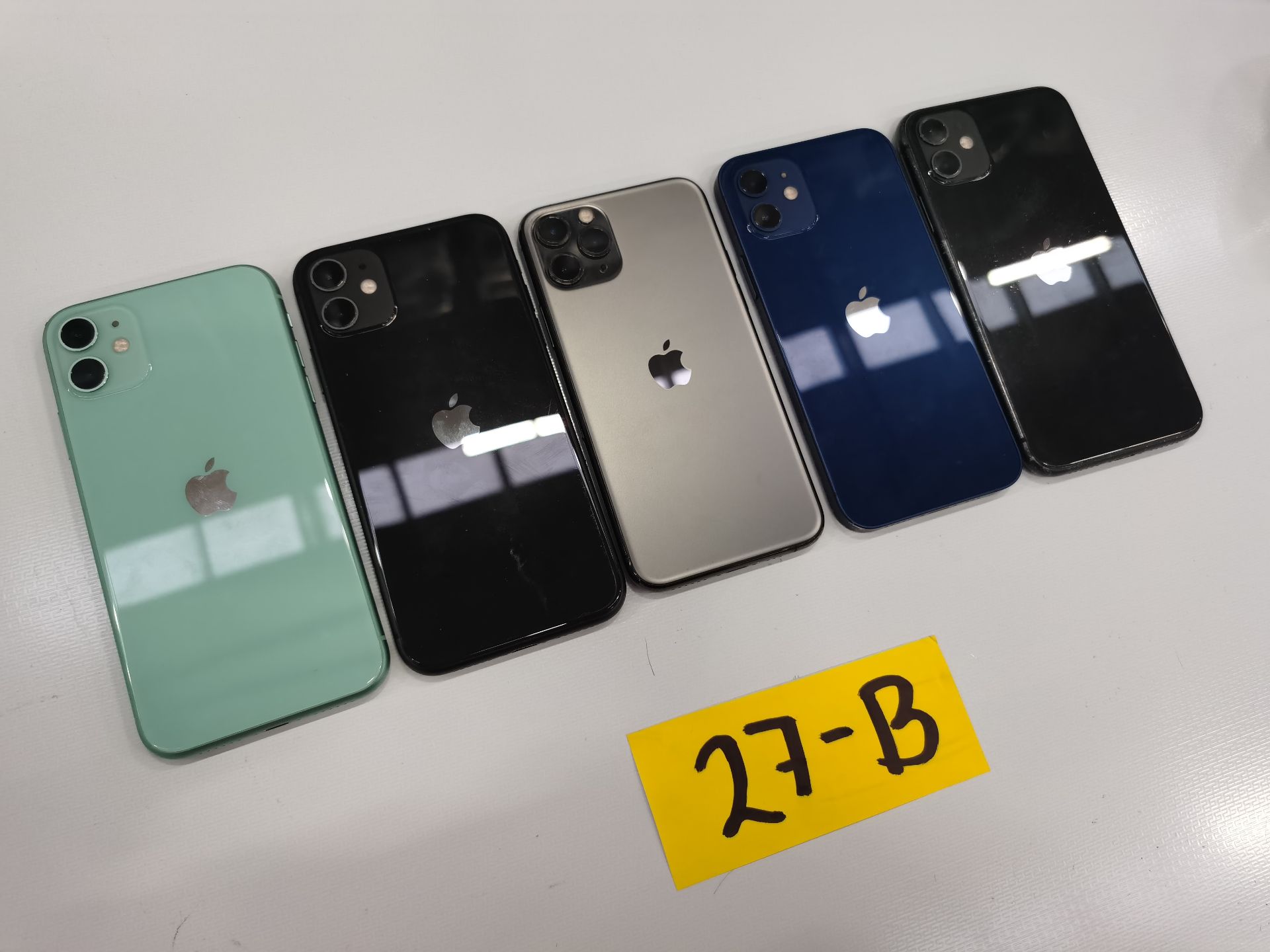 Lote de 5 Equipos Apple: 2 Iphone 12 256GB-64GB y 3 Iphone 11 de 64 GB. - Image 9 of 13