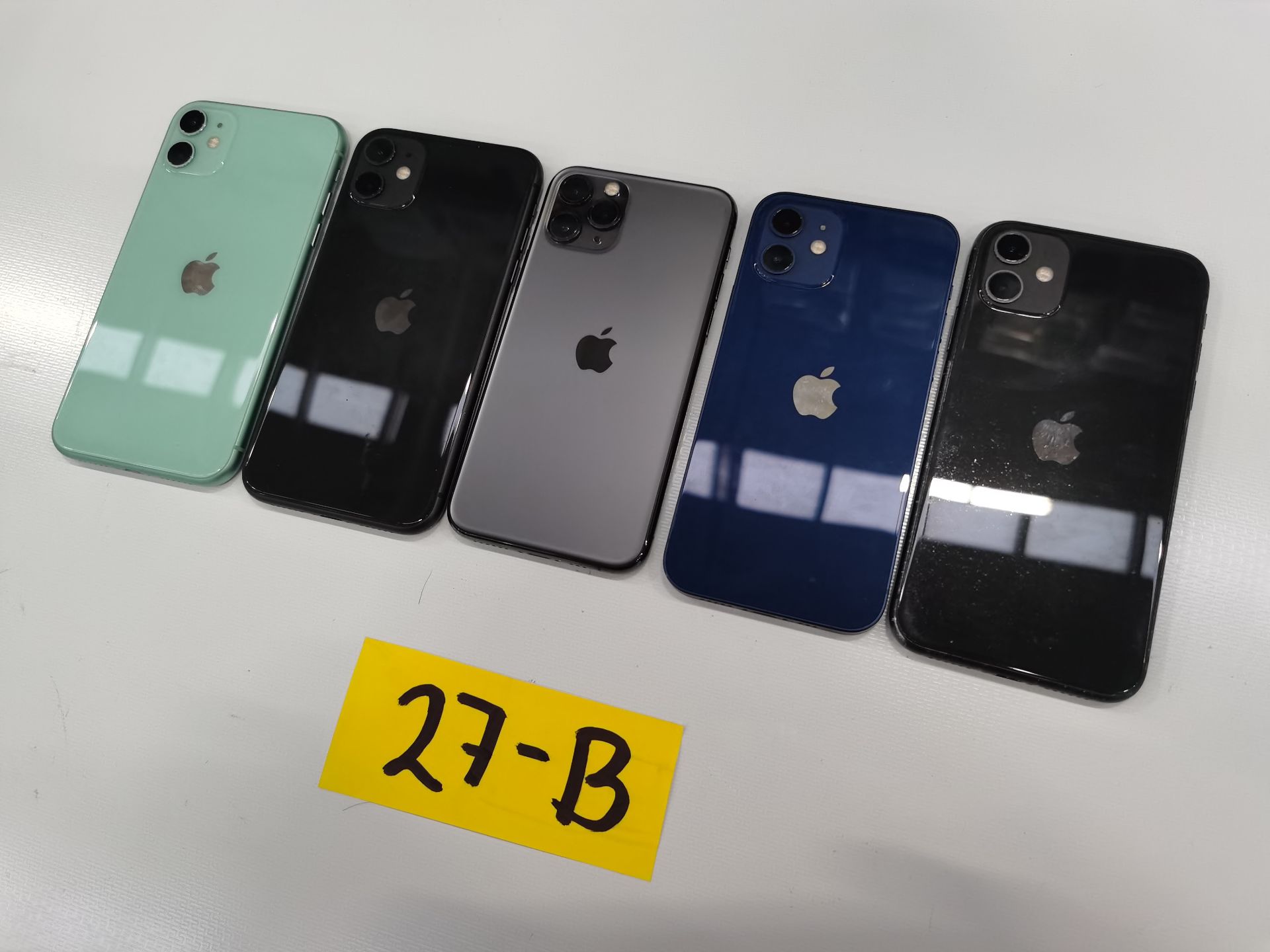 Lote de 5 Equipos Apple: 2 Iphone 12 256GB-64GB y 3 Iphone 11 de 64 GB. - Image 12 of 13