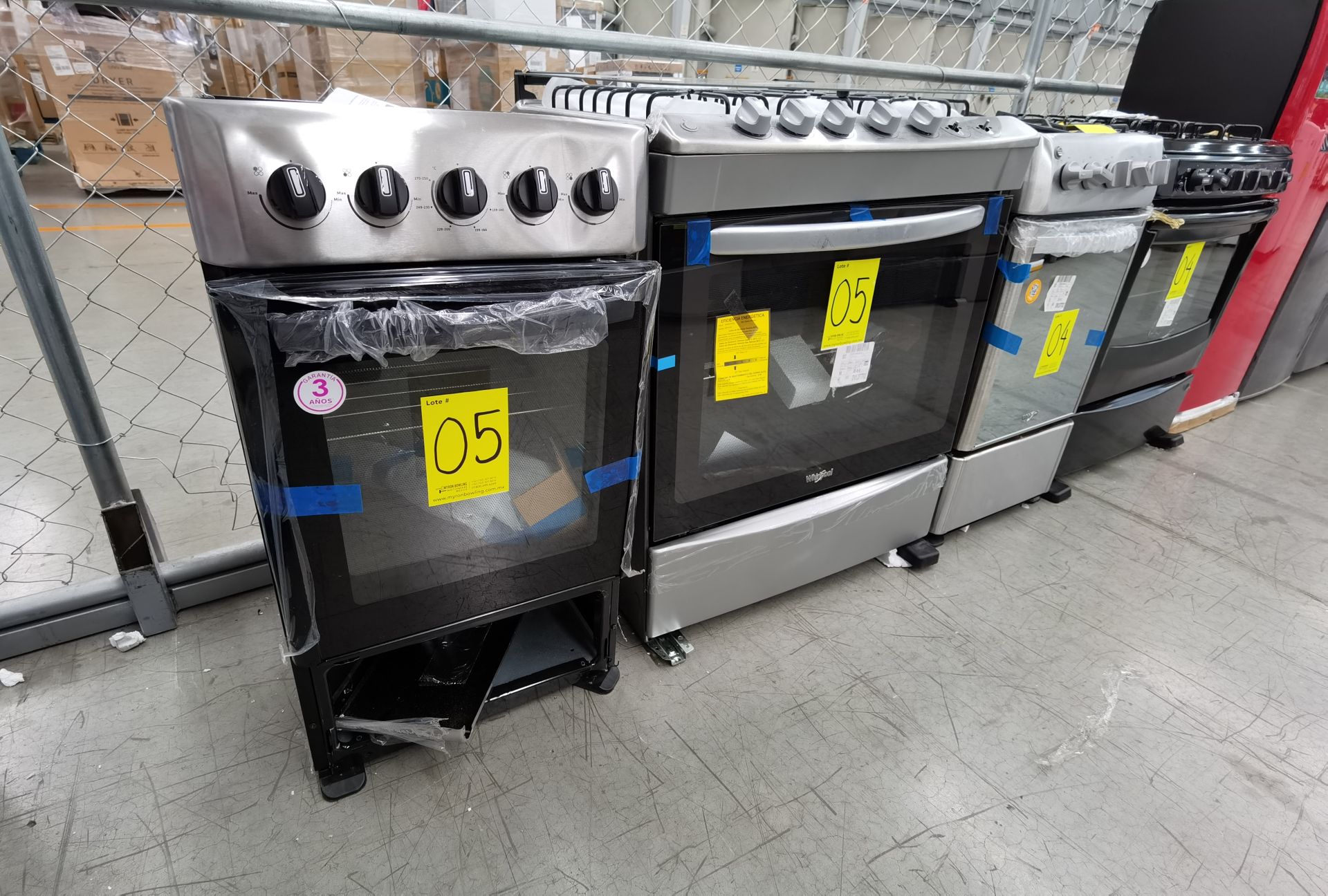 Lote de 2 Estufas: 1 Estufa de 6 Quemadores y 1 Estufa de 4 quemadores Marca Whirlpool. - Image 2 of 7