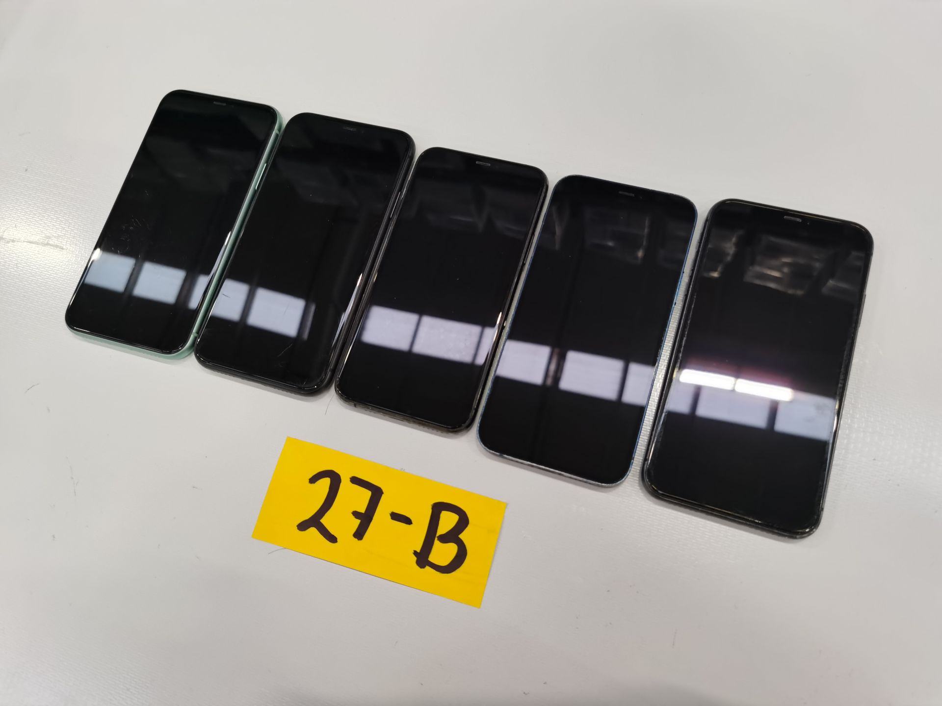 Lote de 5 Equipos Apple: 2 Iphone 12 256GB-64GB y 3 Iphone 11 de 64 GB. - Image 6 of 13