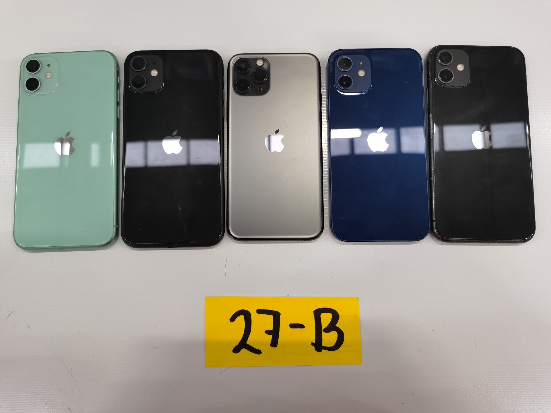 Lote de 5 Equipos Apple: 2 Iphone 12 256GB-64GB y 3 Iphone 11 de 64 GB. - Image 7 of 13