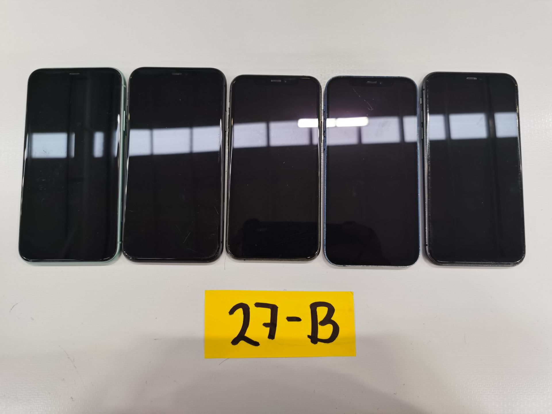 Lote de 5 Equipos Apple: 2 Iphone 12 256GB-64GB y 3 Iphone 11 de 64 GB.