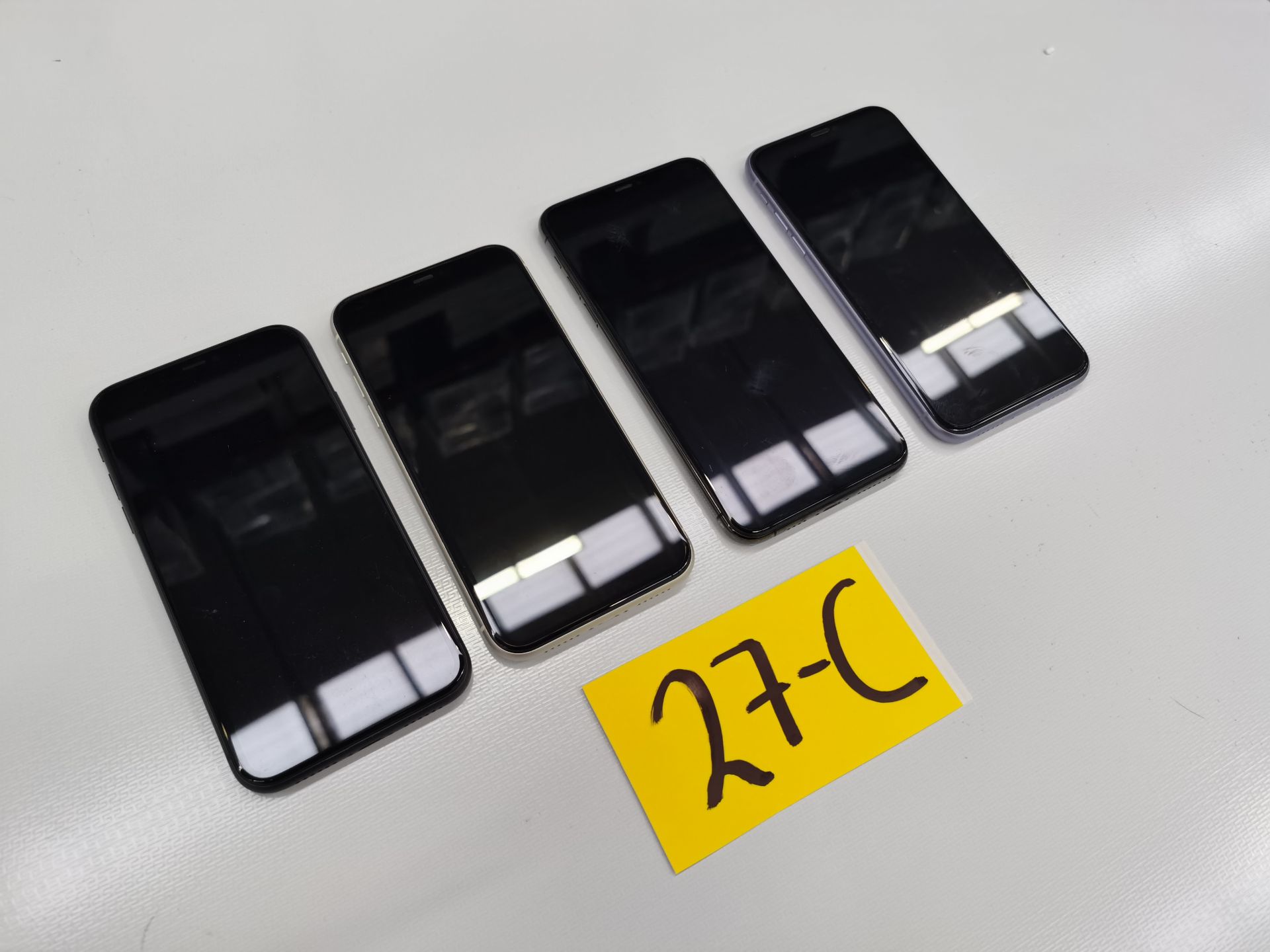 Lote de 4 Equipos Apple: 3 Iphone 11 de 64GB, y 1 Iphone de 128GB - Image 3 of 13