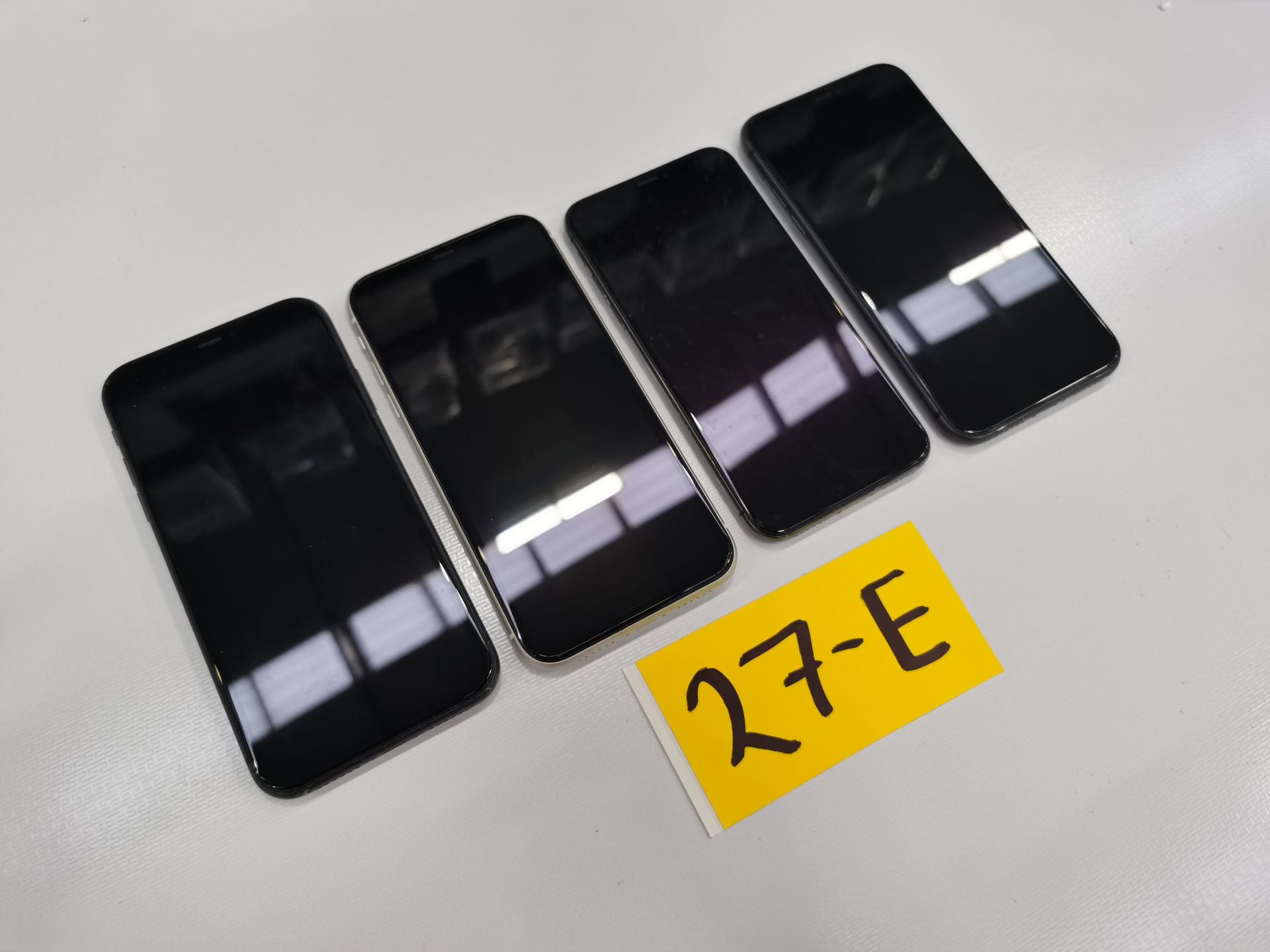 Lote de 4 Equipos Apple: 2 Iphone 11 de 64GB, 1 Iphone 11 de 128GB y 1 Iphone X de 256GB - Image 3 of 13