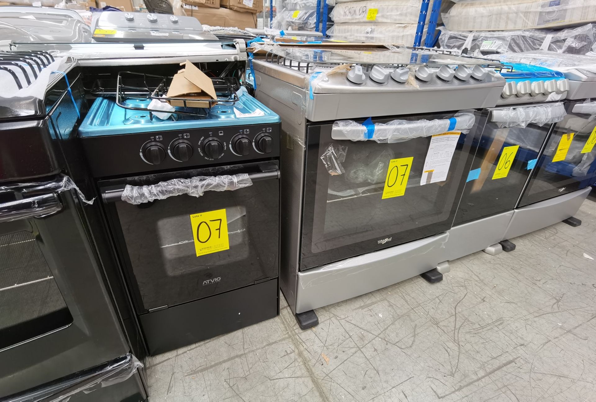 Lote de 2 Estufas: 1 Estufa de 6 Quemadores Marca Whirlpool, 1 Estufa de 4 Quemadores Marca Atvio. - Image 2 of 7