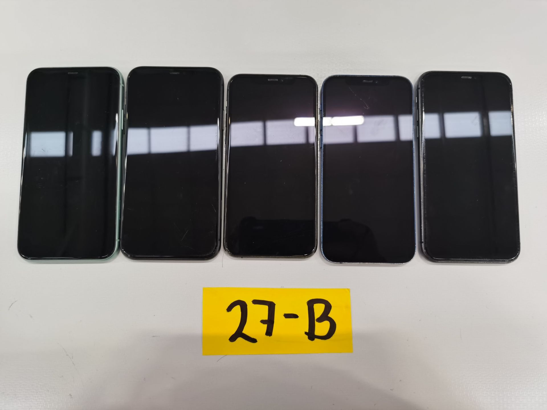 Lote de 5 Equipos Apple: 2 Iphone 12 256GB-64GB y 3 Iphone 11 de 64 GB. - Image 2 of 13