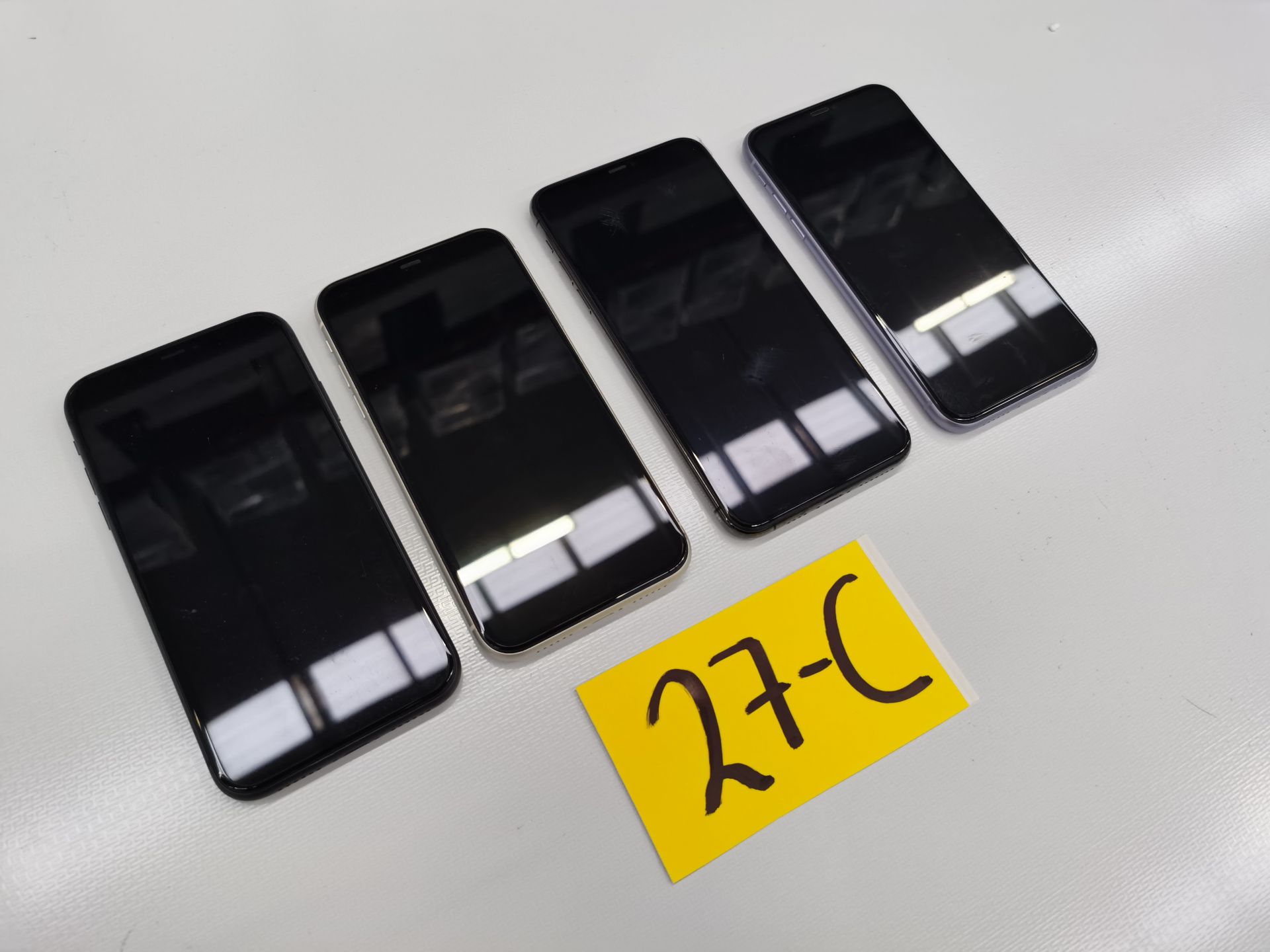Lote de 4 Equipos Apple: 3 Iphone 11 de 64GB, y 1 Iphone de 128GB - Image 4 of 13
