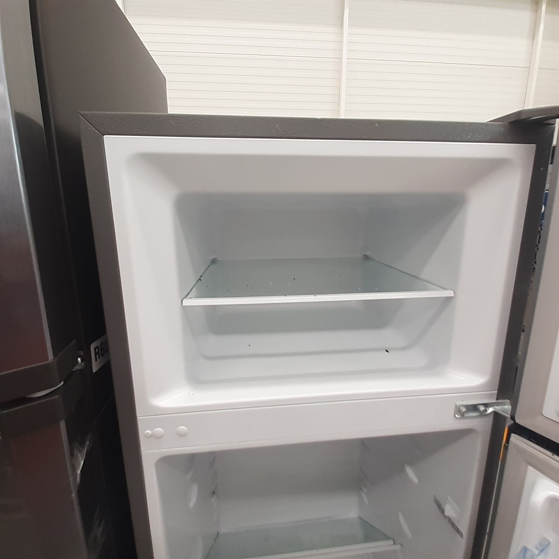 Lote De 2 Refrigeradores Contiene: 1 Refrigerador Marca Mabe, 1 Refrigerador Marca Hisense, Distinto - Image 12 of 14
