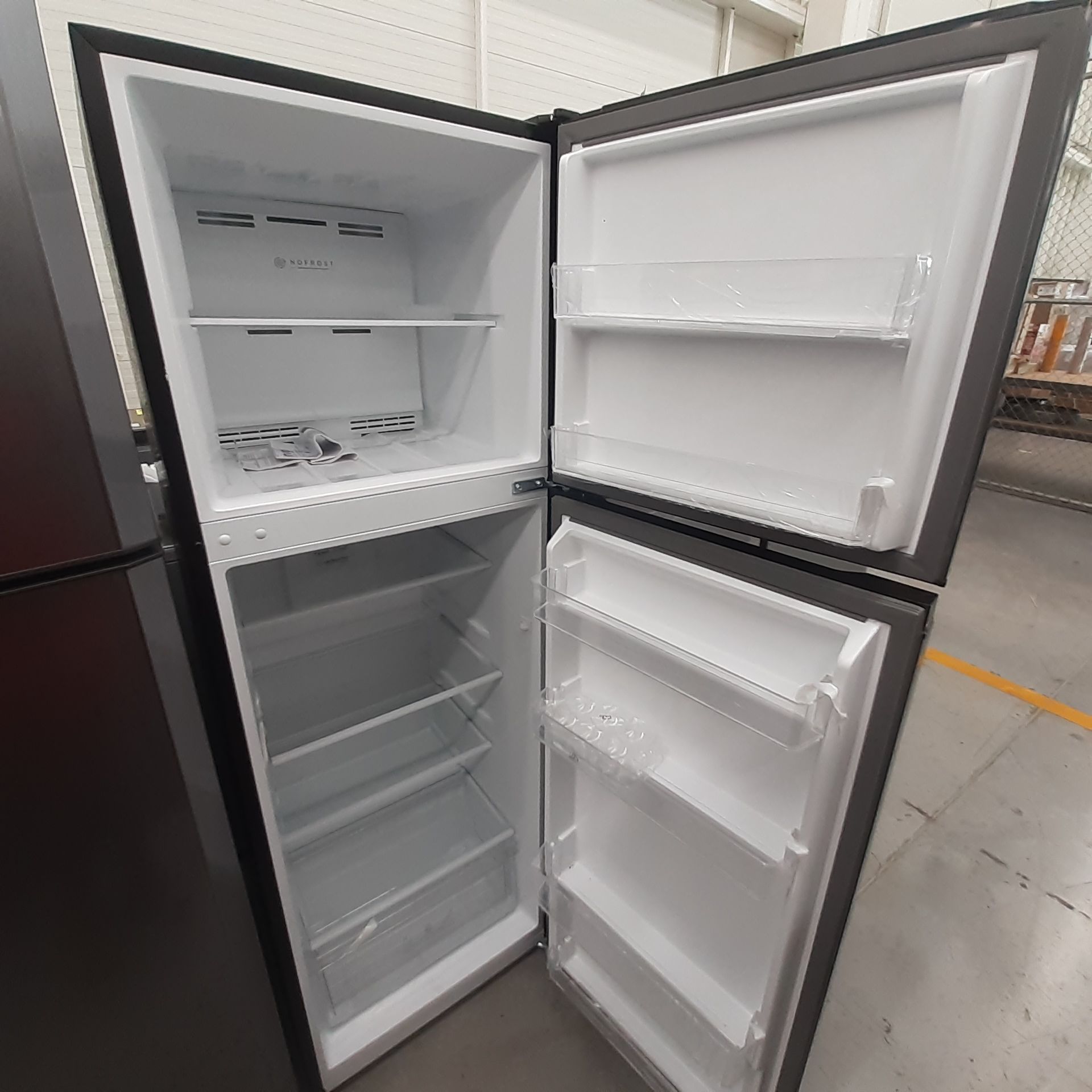 Lote De 2 Refrigeradores: 1 Refrigerador Marca Mabe, 1 Refrigerador Marca Atvio, Distintos Modelos - Image 17 of 23