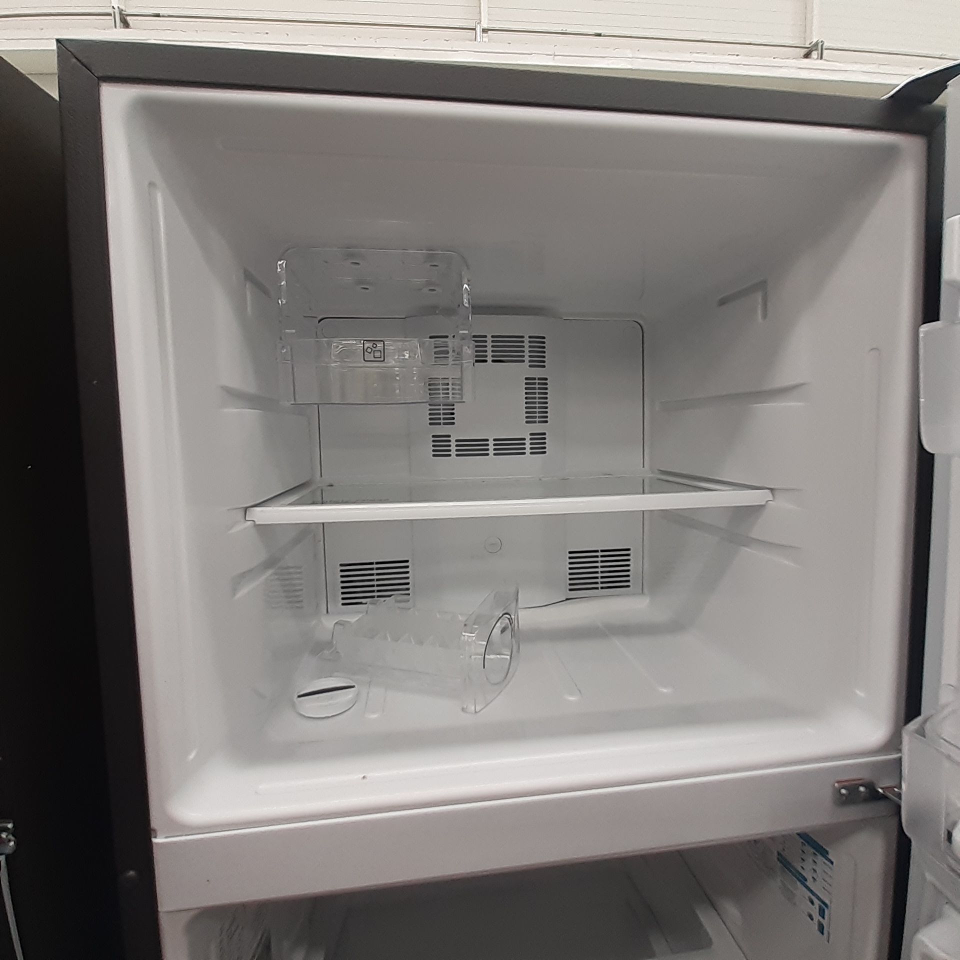 Lote De 2 Refrigeradores: 1 Refrigerador Marca Mabe, 1 Refrigerador Marca Atvio, Distintos Modelos - Image 13 of 23