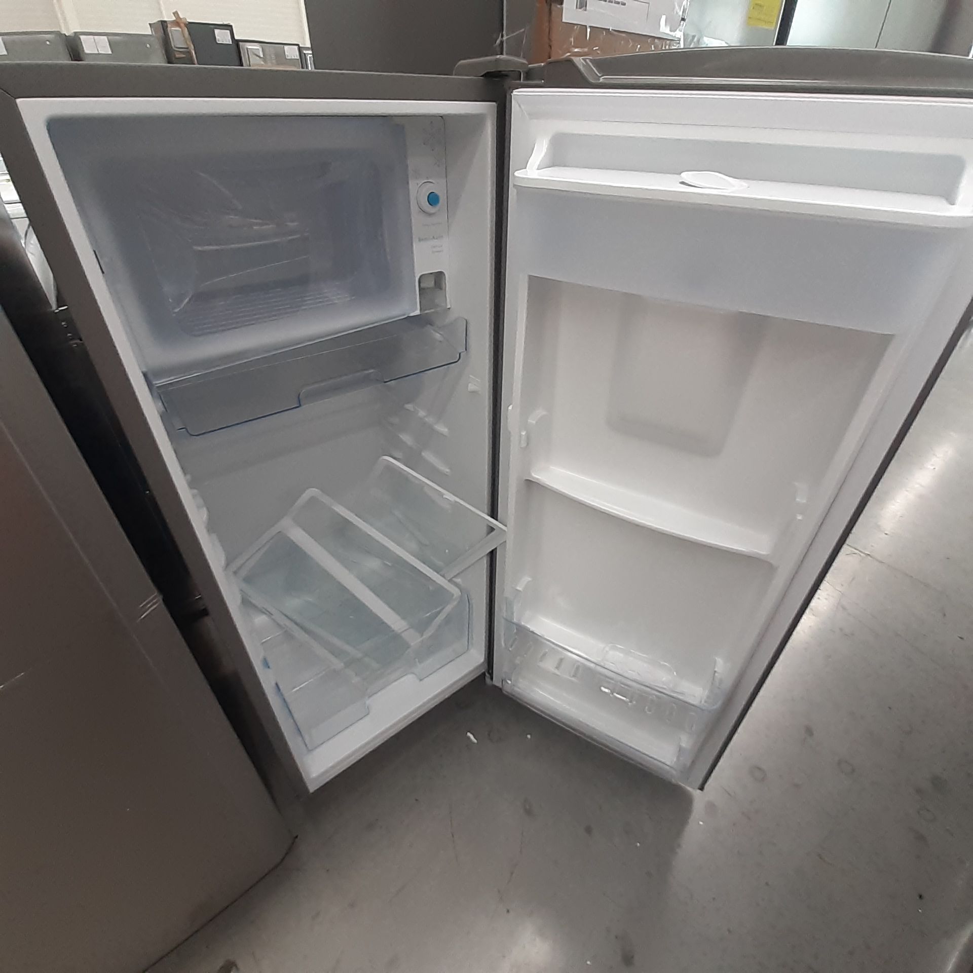 Lote De 3 Refrigeradores: 1 Refrigerador Marca Whirlpool, 1 Refrigerador Marca Mabe, 1 Refrigerador - Image 17 of 22