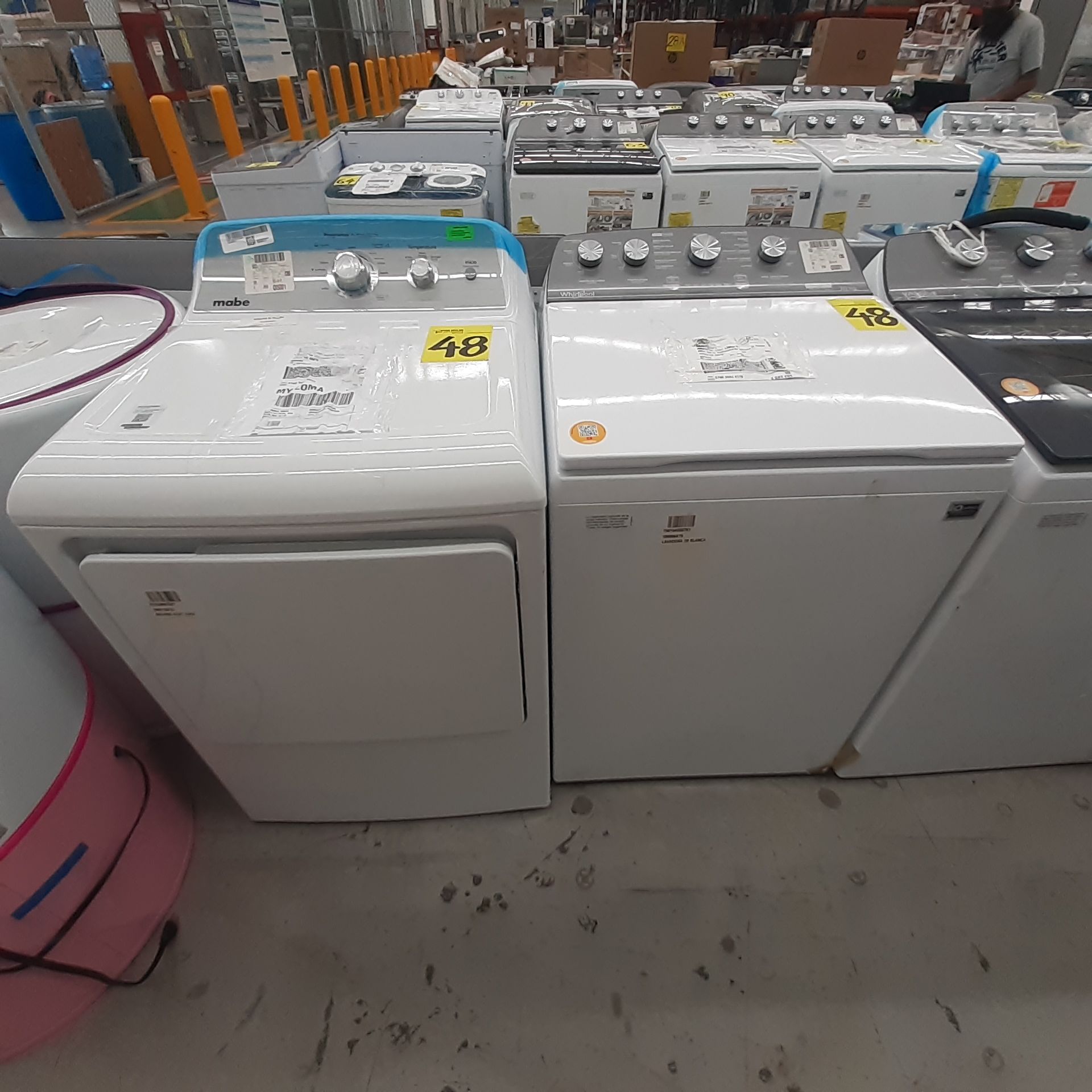 Lote De 2 Lavadoras: 1 Lavadora De 20 Kg, Marca Whirlpool, 1 Lavadora De 22 Kg, Marca Mabe, Distinto