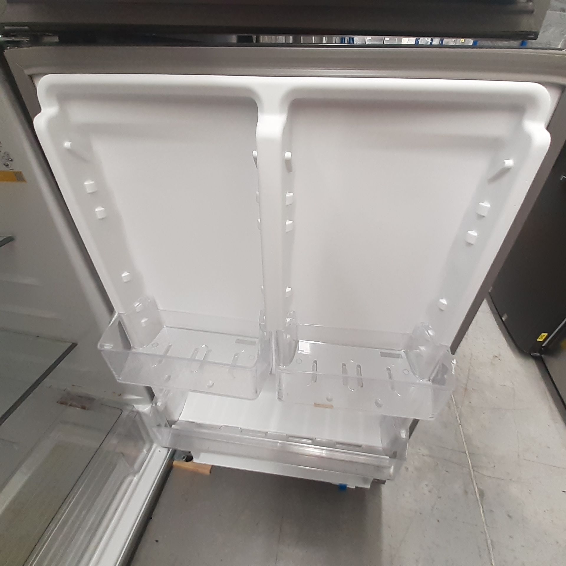 Lote De 2 Refrigeradores: 1 Refrigerador Marca Whirlpool, 1 Refrigerador Marca Mabe, Distintos Model - Image 21 of 22
