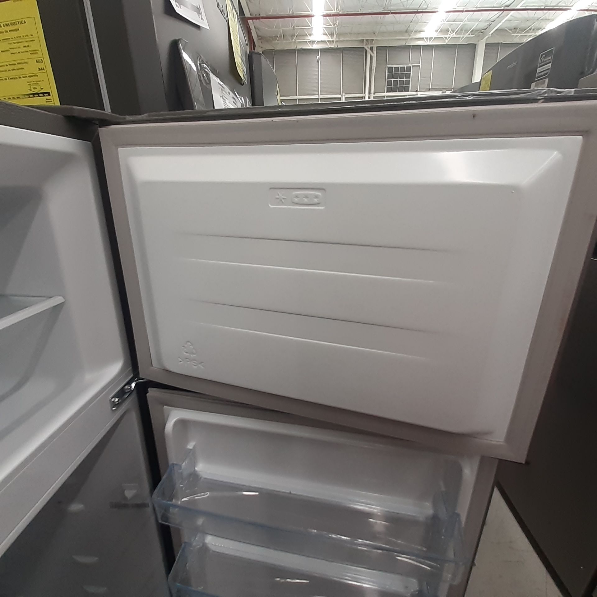 Lote De 2 Refrigeradores: 1 Refrigerador Con Dispensador De Agua Marca Samsung, 1 Refrigerador Marca - Image 16 of 18