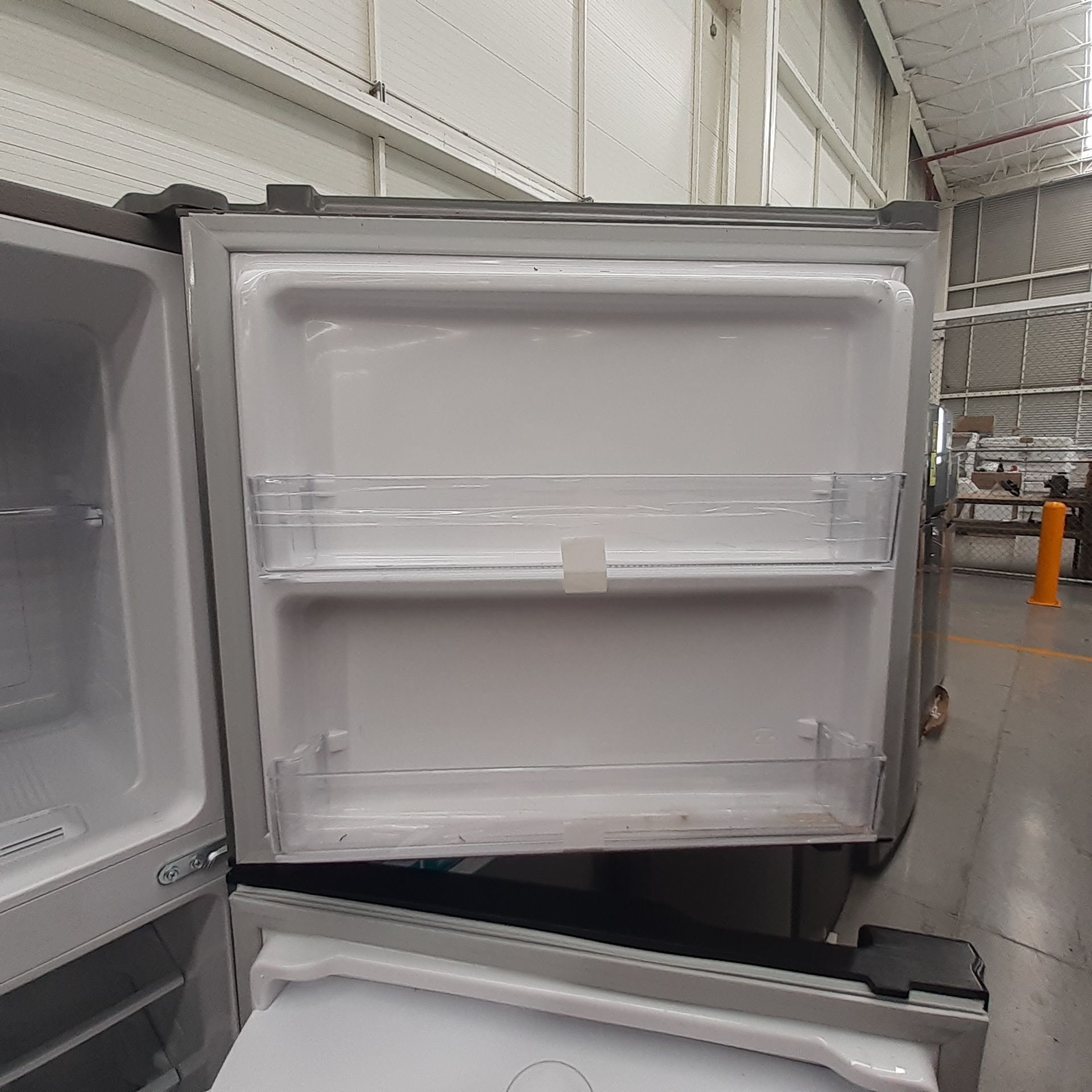 Lote De 2 Refrigeradores: 1 Refrigerador Con Dispensador De Agua Marca Samsung, 1 Refrigerador Marca - Image 11 of 18