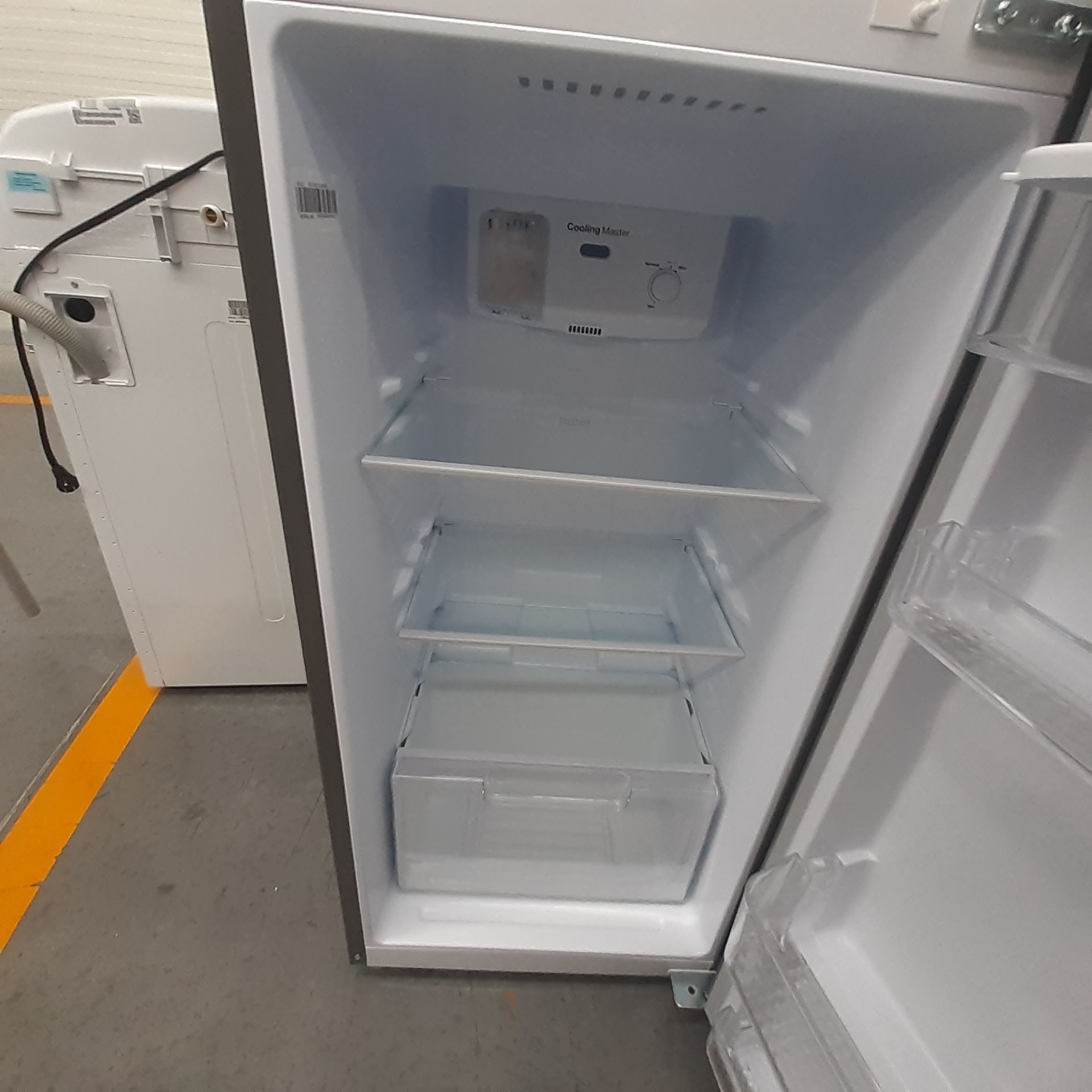 Lote De 2 Refrigeradores: 1 Refrigerador Marca Mabe, 1 Refrigerador Marca Winia, Distintos Modelos - Image 16 of 23