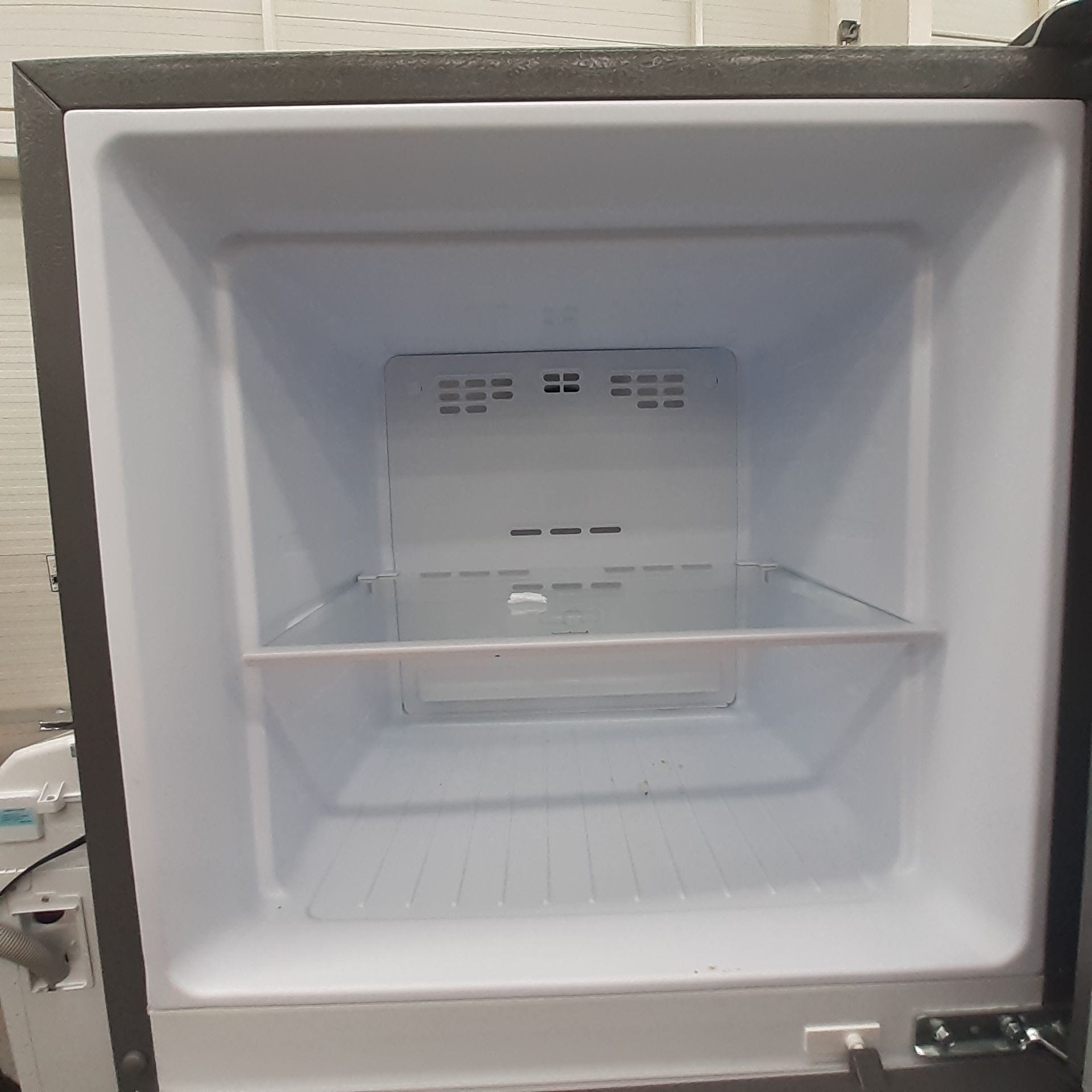 Lote De 2 Refrigeradores: 1 Refrigerador Marca Mabe, 1 Refrigerador Marca Winia, Distintos Modelos - Image 14 of 23