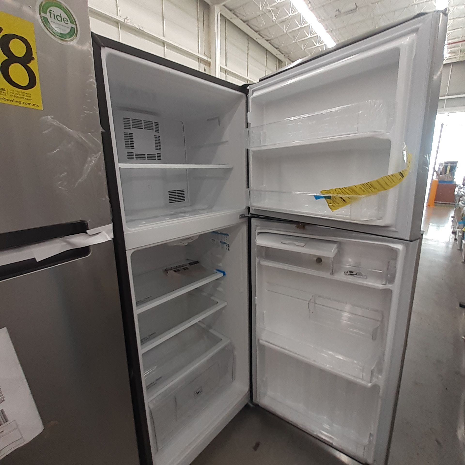 Lote De 3 Refrigeradores: 1 Refrigerador Marca Whirlpool, 1 Refrigerador Marca Mabe, 1 Refrigerador - Image 13 of 22