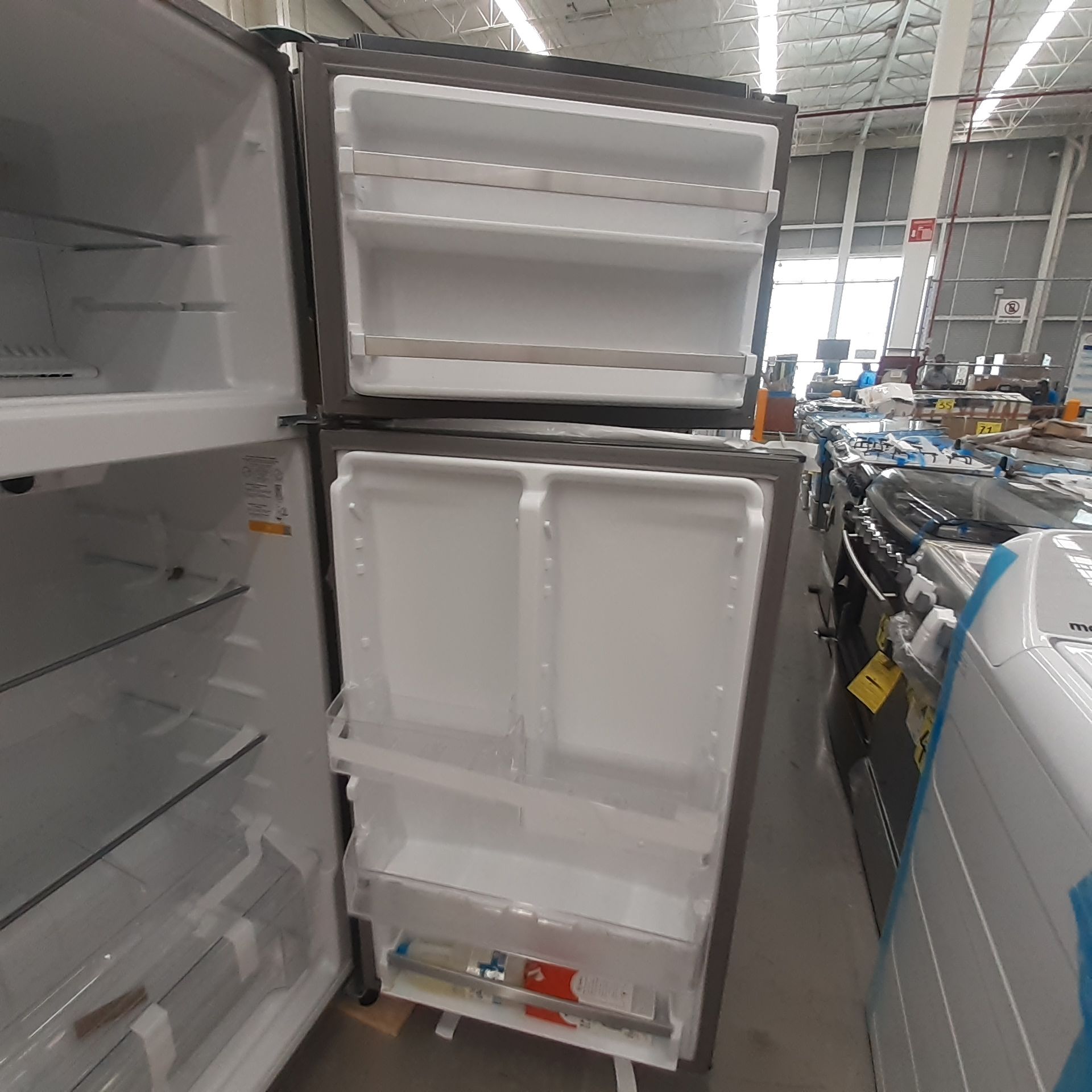 Lote De 3 Refrigeradores: 1 Refrigerador Marca Whirlpool, 1 Refrigerador Marca Mabe, 1 Refrigerador - Image 11 of 22