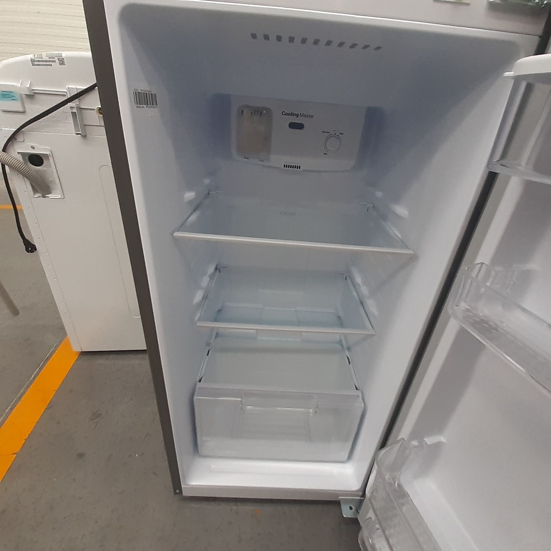 Lote De 2 Refrigeradores: 1 Refrigerador Marca Mabe, 1 Refrigerador Marca Winia, Distintos Modelos - Image 15 of 23