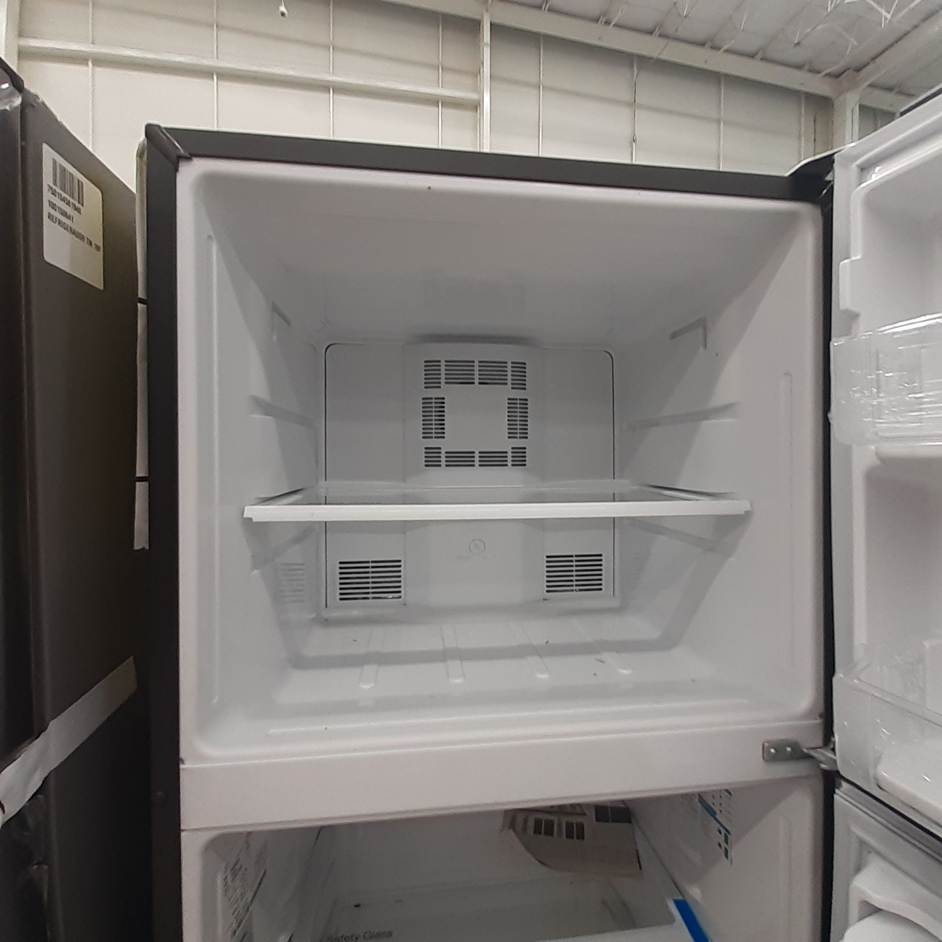 Lote De 3 Refrigeradores: 1 Refrigerador Marca Whirlpool, 1 Refrigerador Marca Mabe, 1 Refrigerador - Image 21 of 22