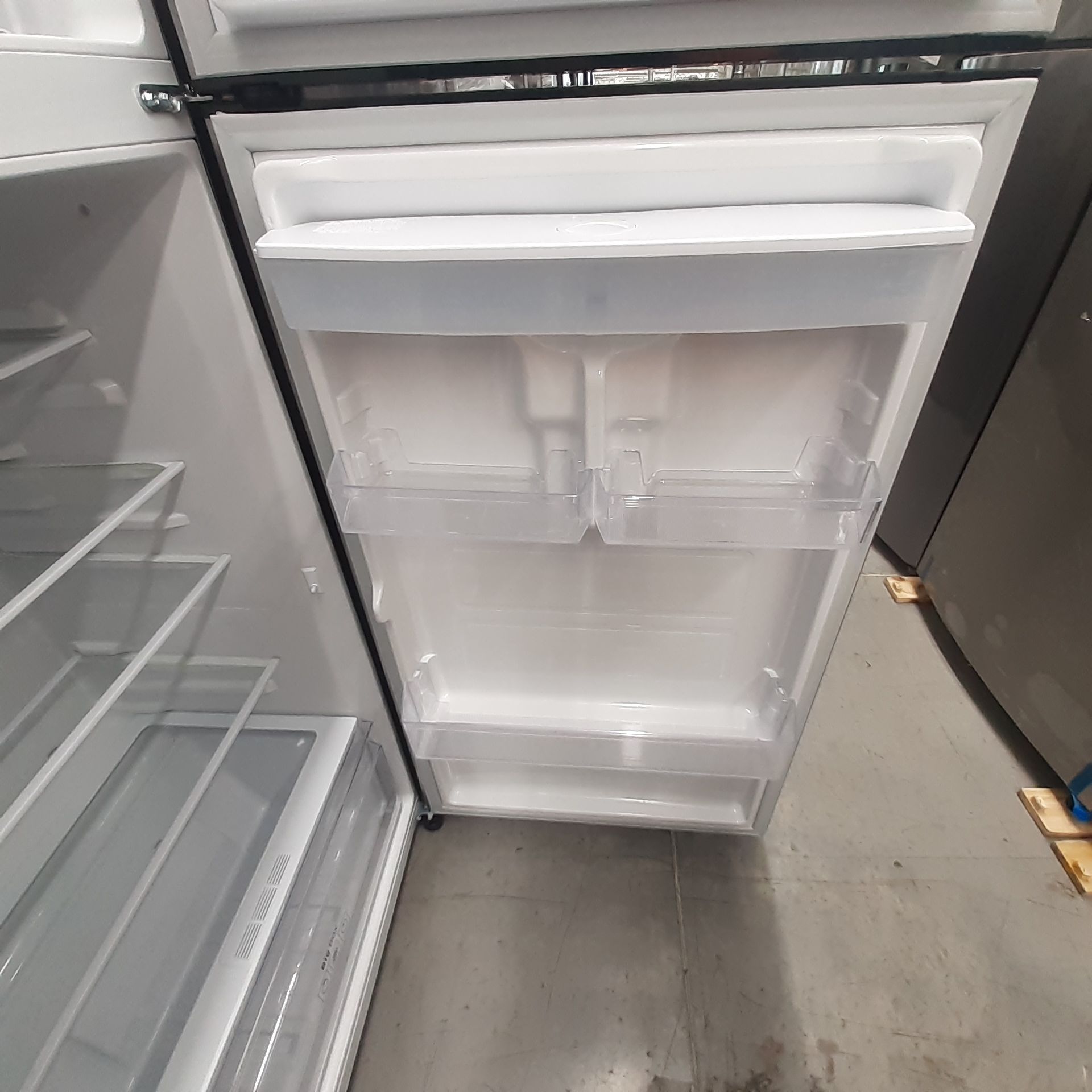 Lote De 2 Refrigeradores: 1 Refrigerador Marca Mabe, 1 Refrigerador Marca Winia, Distintos Modelos - Image 13 of 23