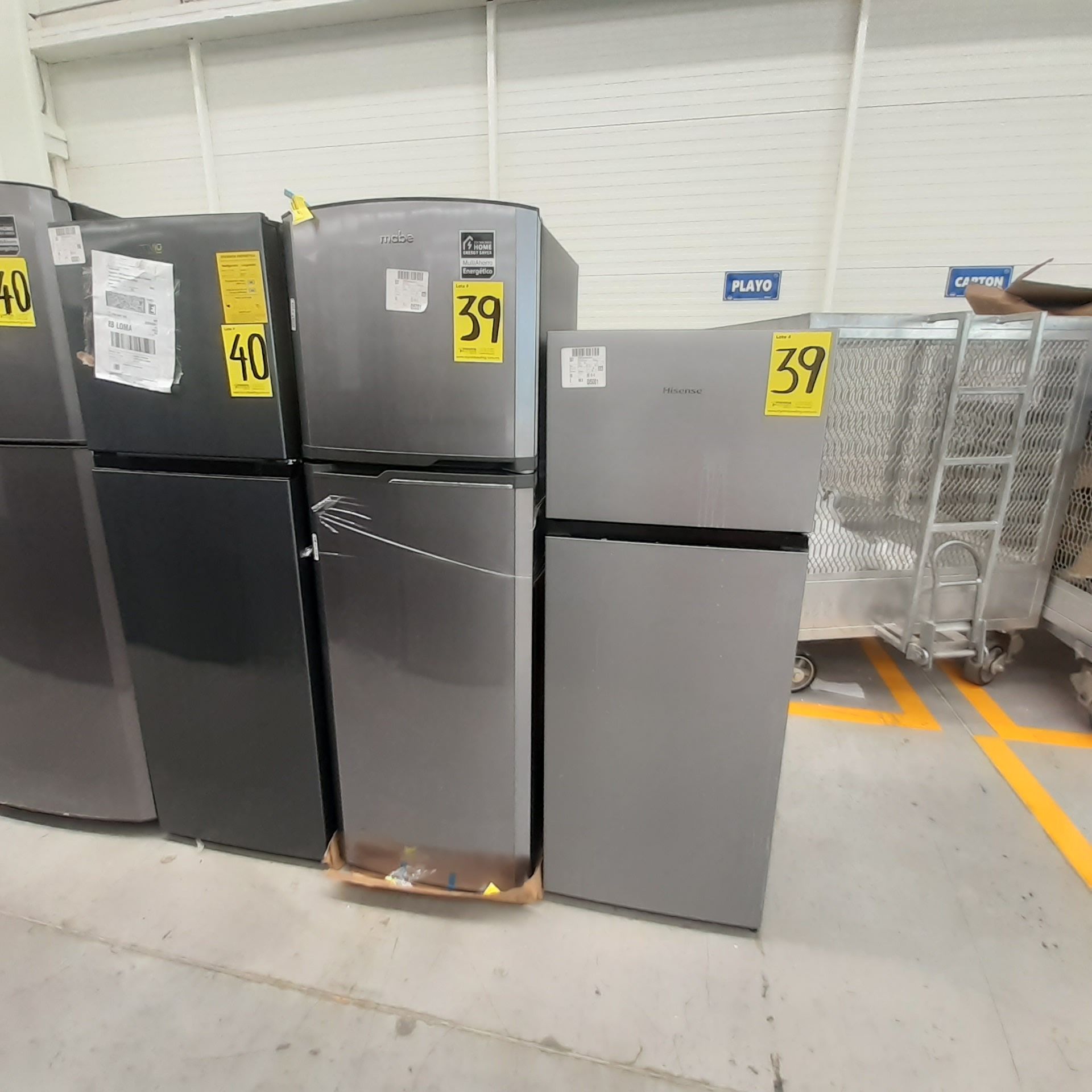 Lote De 2 Refrigeradores Contiene: 1 Refrigerador Marca Mabe, 1 Refrigerador Marca Hisense, Distinto